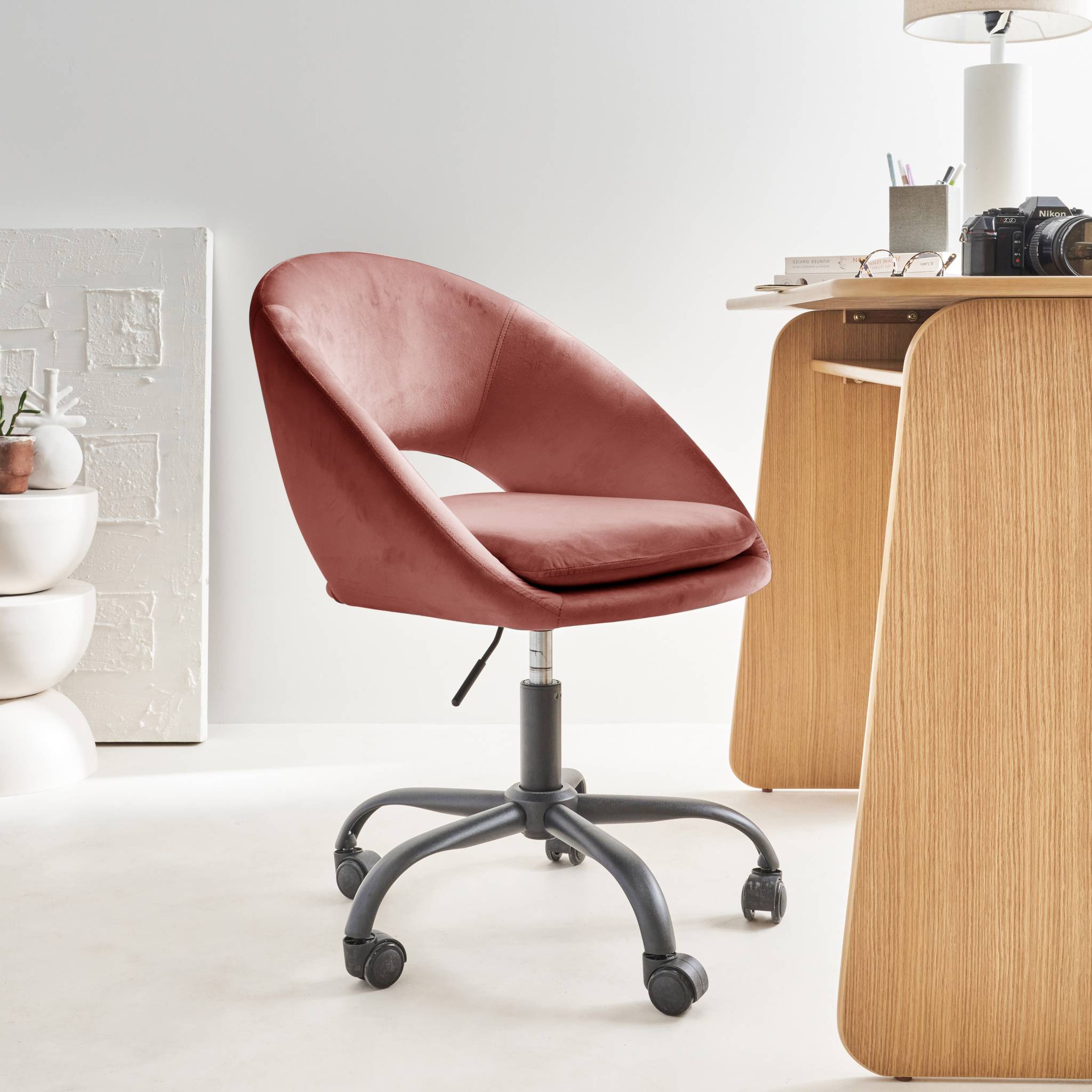 sweeek - Bureaustoel met velours bekleding en metalen wielen