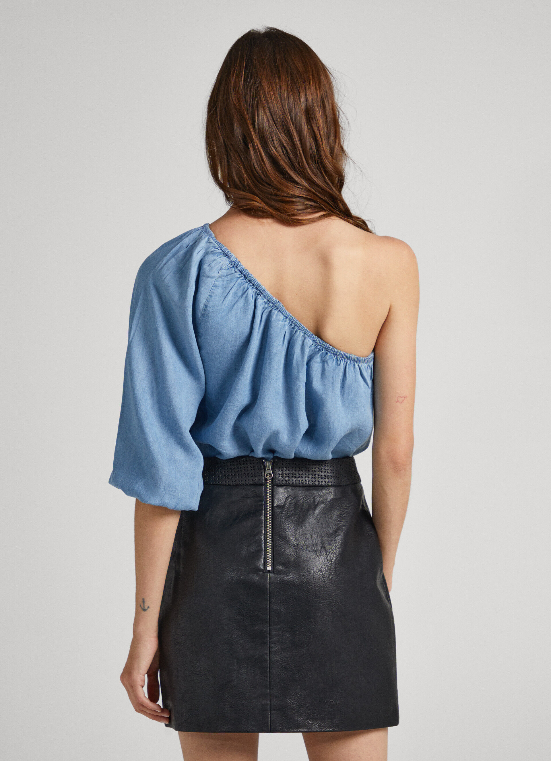 Blusa assimétrica com detalhes bordados - azul