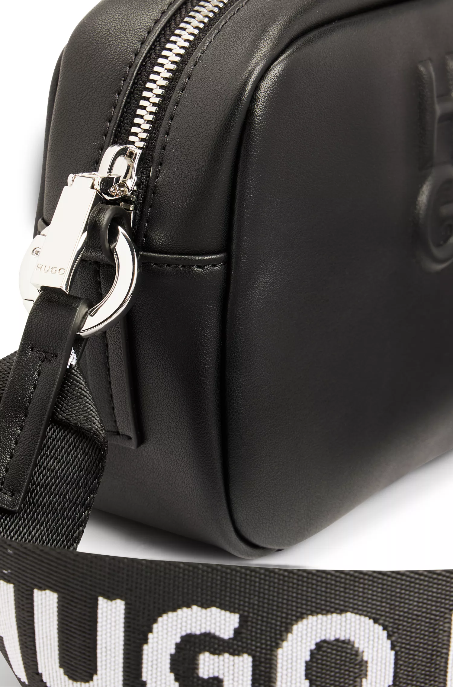 Bolsa transversal HUGO vermelha em couro sintético com logotipo em relevo sobreposto.