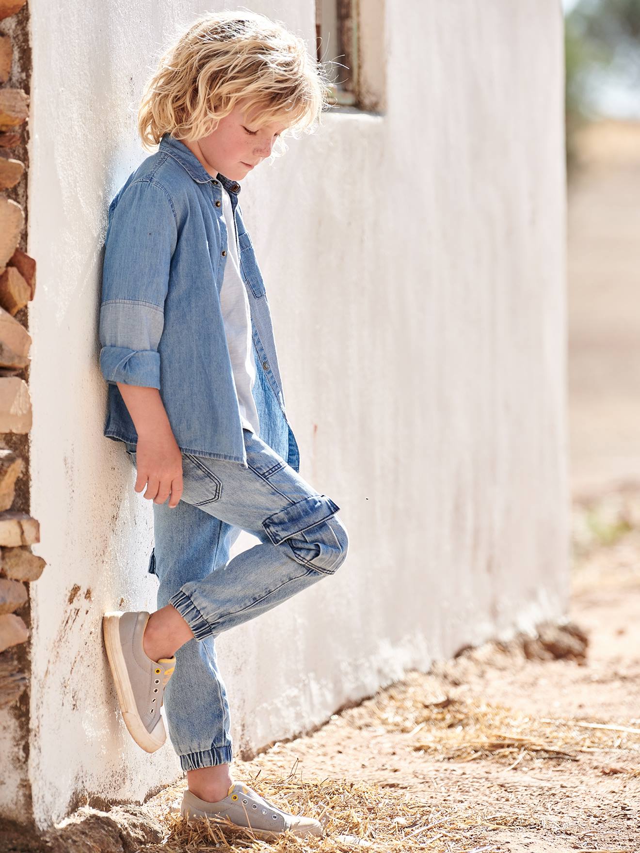Camisa jeans com peças contrastantes para meninos (cor pedra)