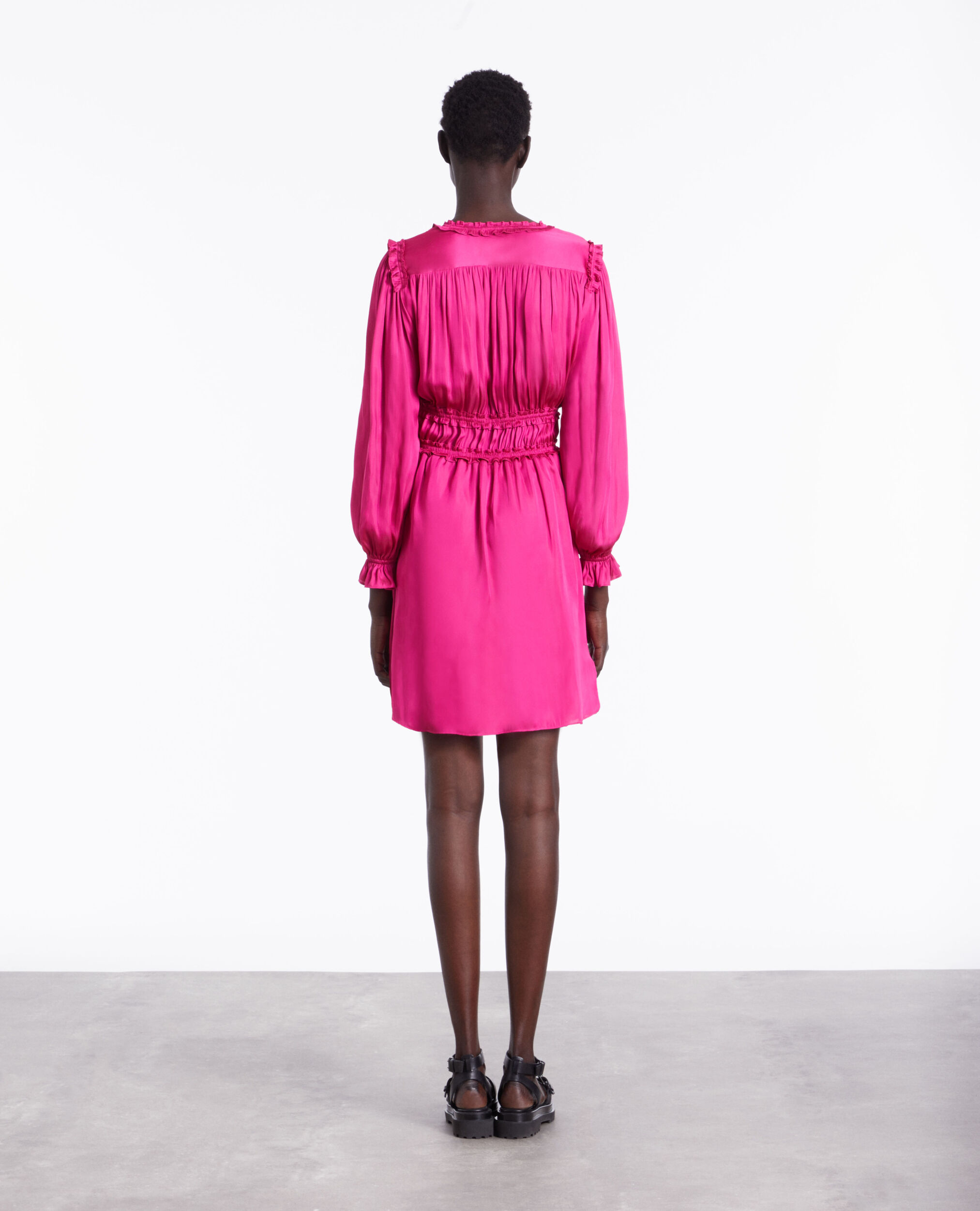 Robe courte rose avec fronces