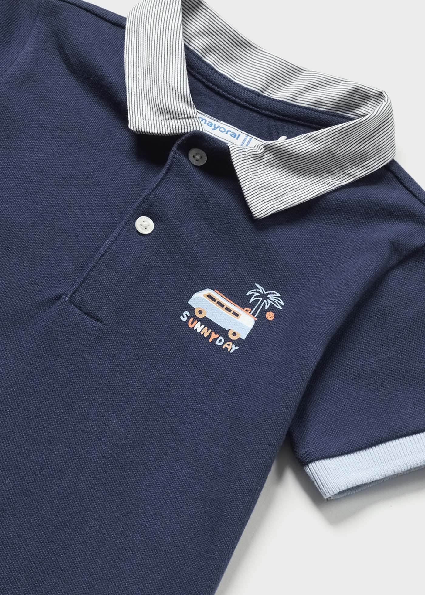 Camisa polo infantil de manga curta com estampa.