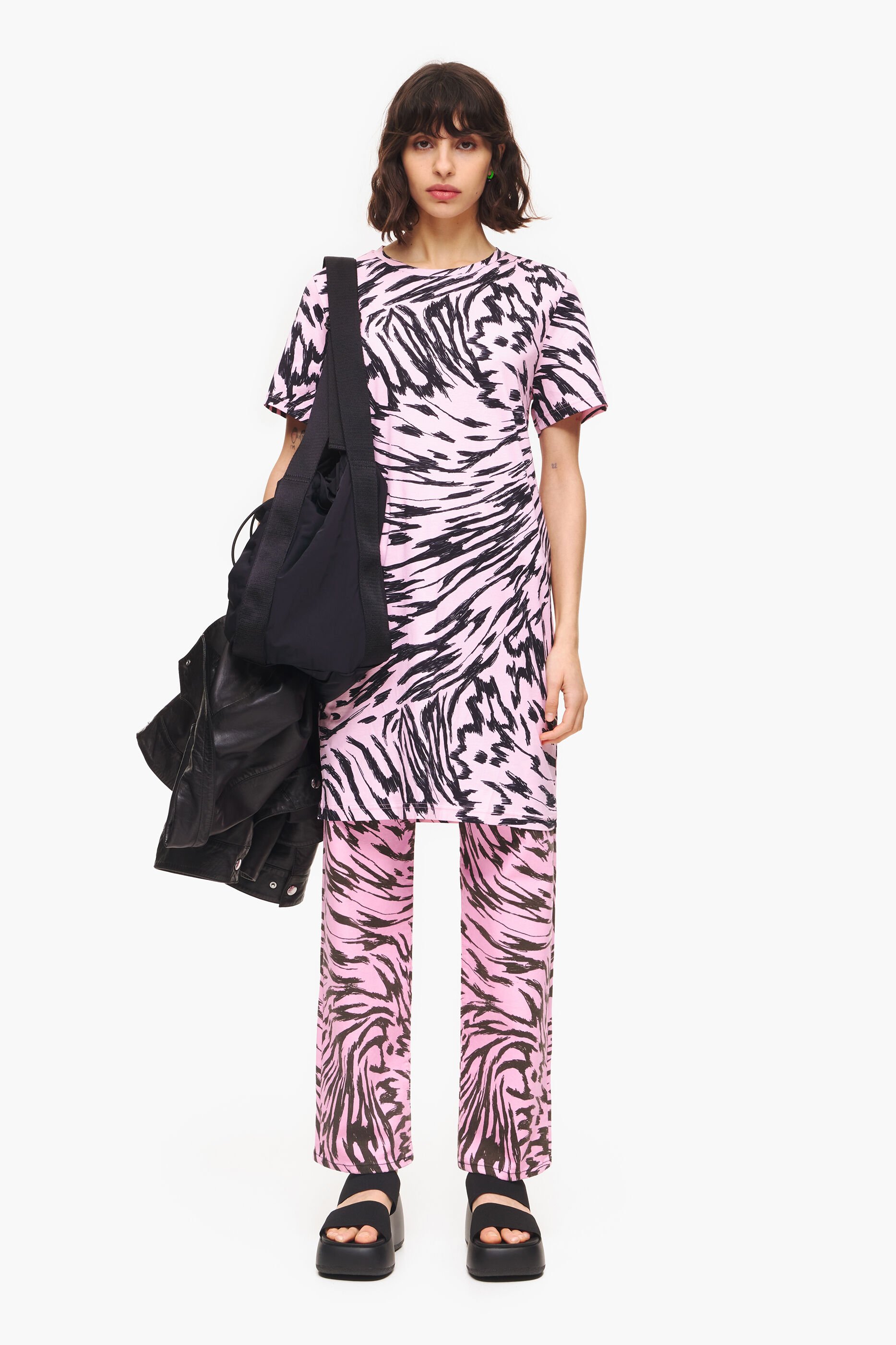 Vestido curto bicolor rosa com estampa de asa de borboleta