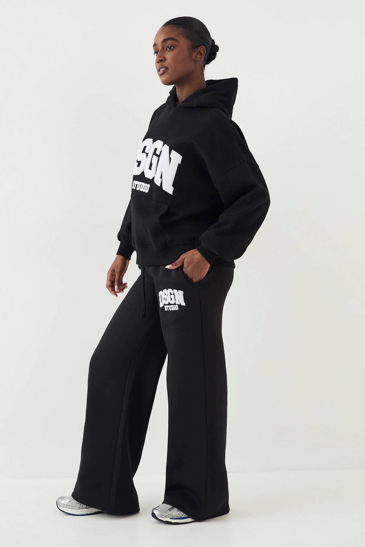 Jogging DSGN Studio en Tissu Éponge avec Appliqué Coupe Droite