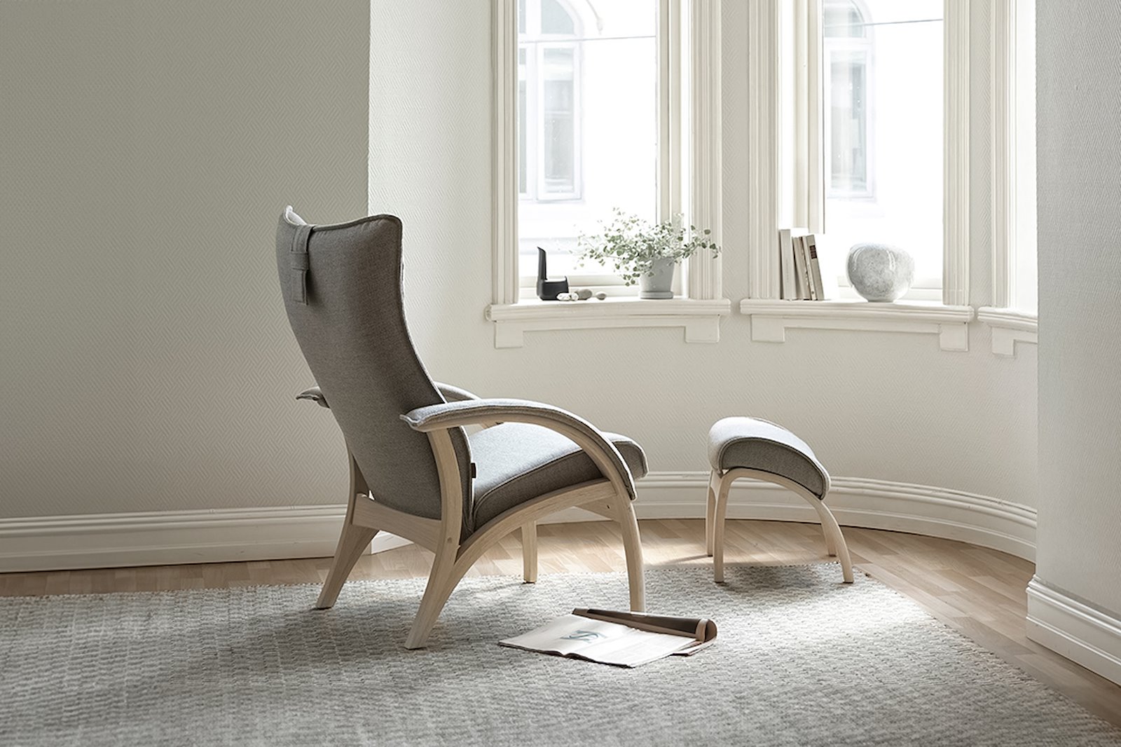 Delta Legend lenestol m/krakk I tekstil Bardal 890 med understell i hvitoljet eik. Med krakk.