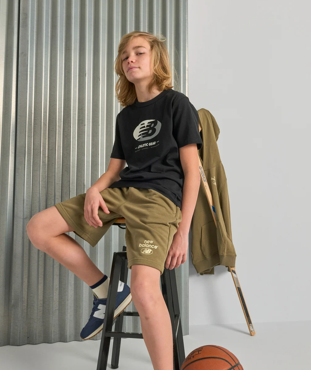 NEW BALANCET-SHIRT NOIR GARÇON ESSENTIALS STACKED LOGO GRAPHIC
