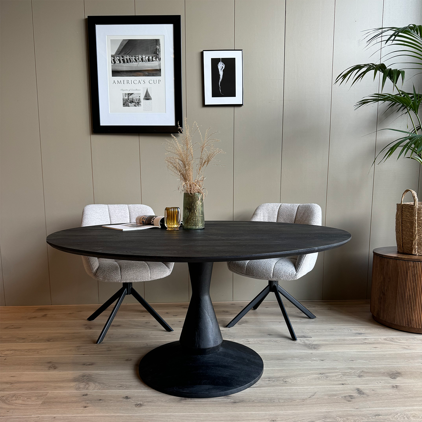 Old Inn wonen eetkamertafel mangohout rond zwart Old Inn wonen eetkamertafel mangohout met houten poot zwart- 130 cm