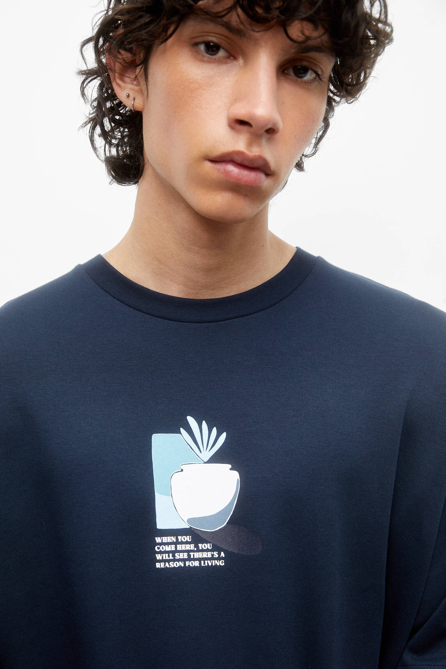 CAMISETA DE LÃ COM ESTAMPA - AZUL MARINHO