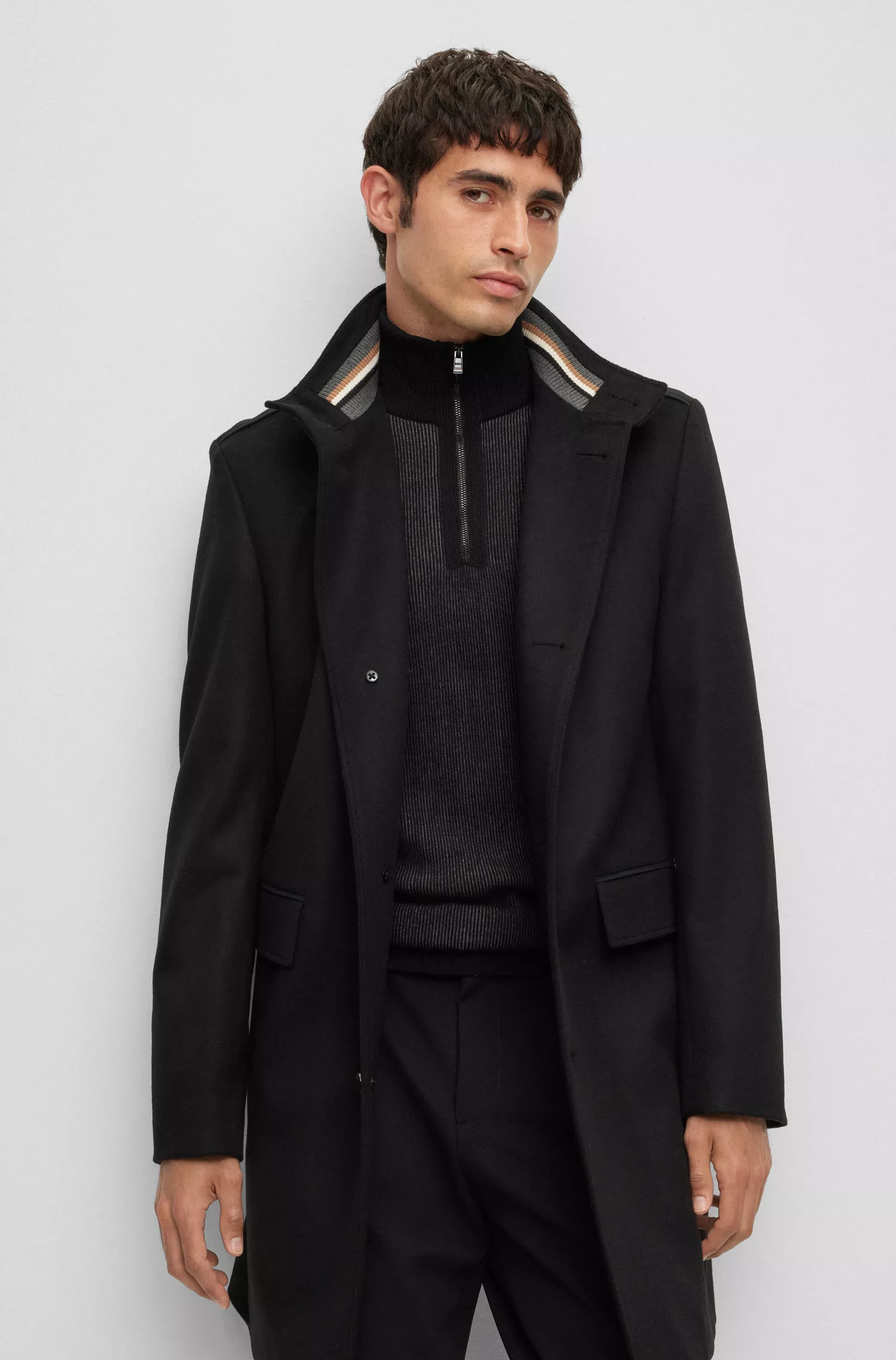 Casaco BOSS preto de corte regular em lã virgem e cashmere.