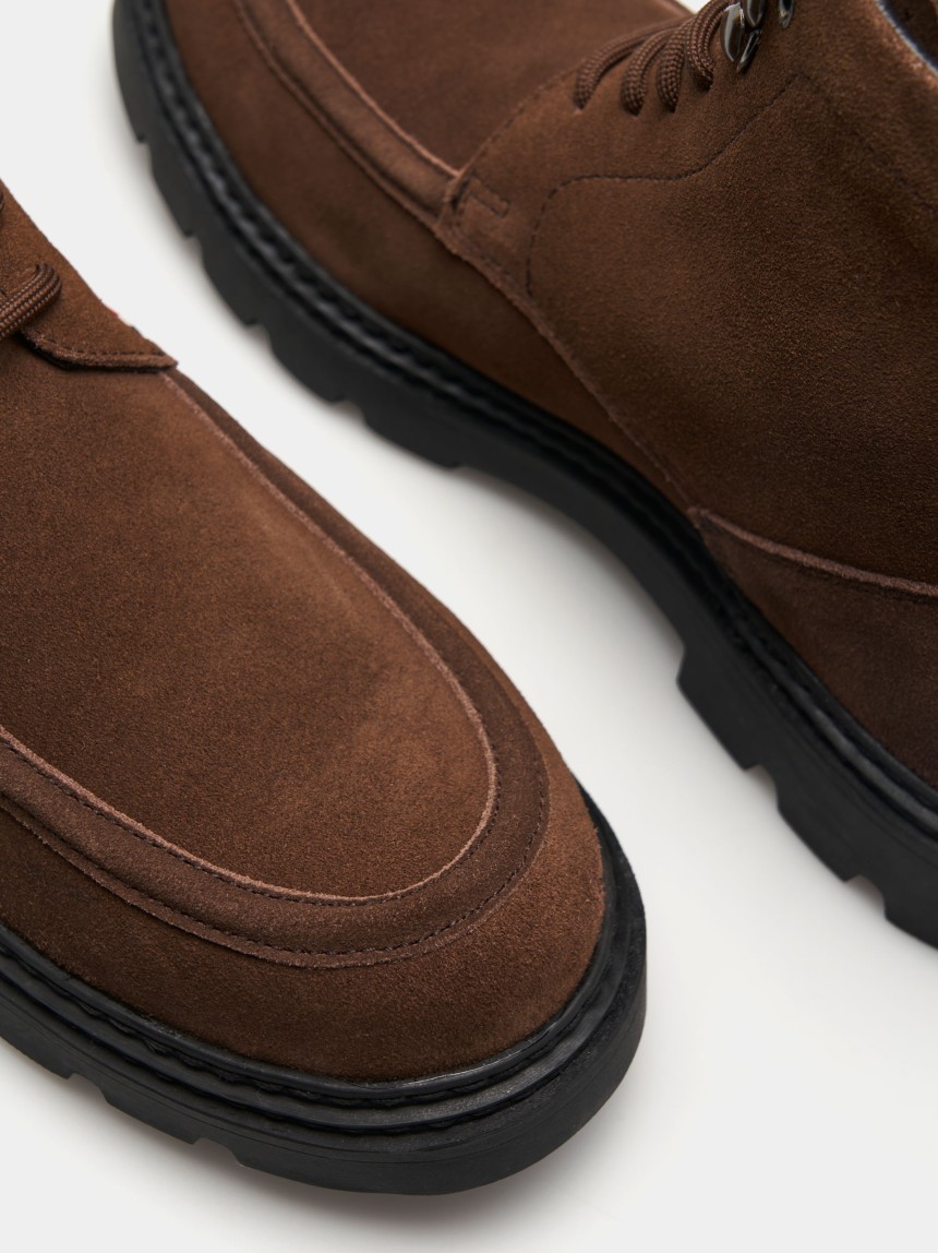 Botas em camurça com cordões