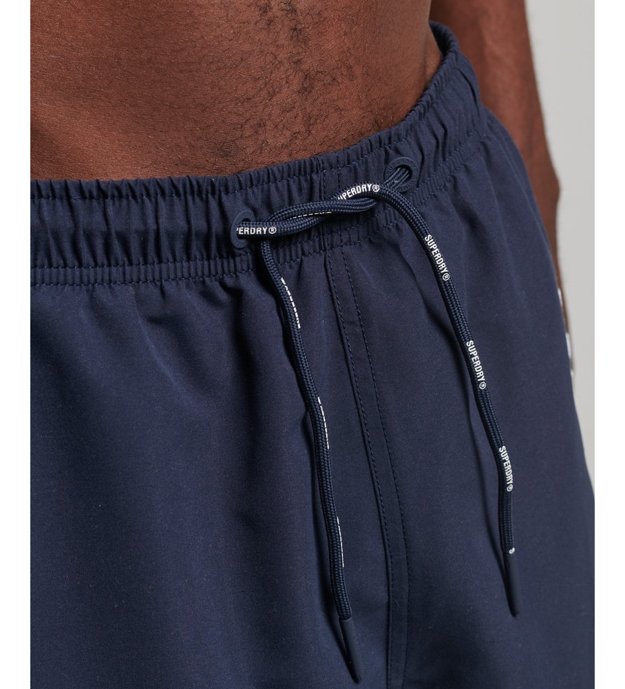 Calção de banho Superdry de 48 cm com apliques, feito de material marinho reciclado.