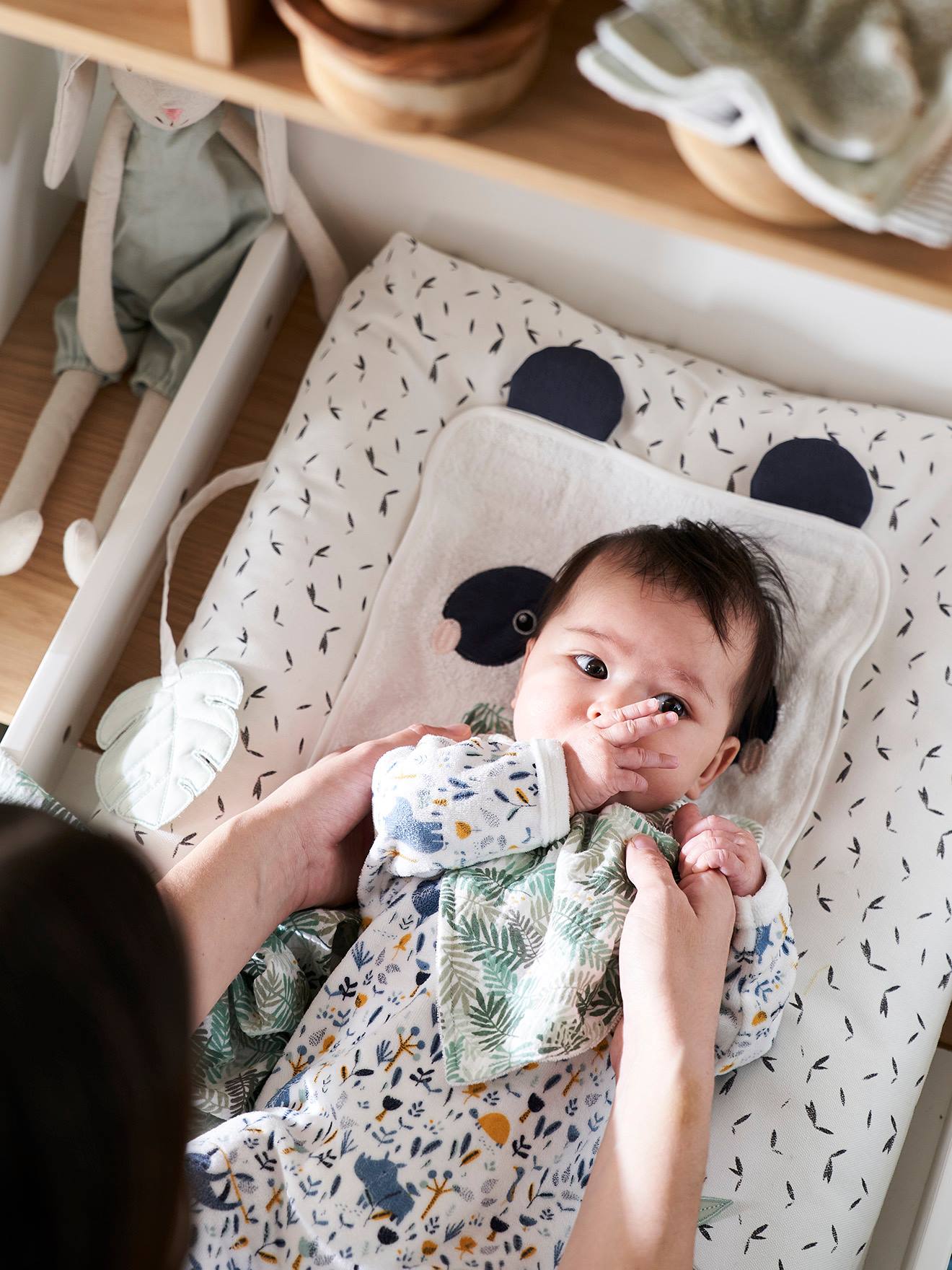 3 babadores bandana lisos em chiffon de algodão verde claro com estampas