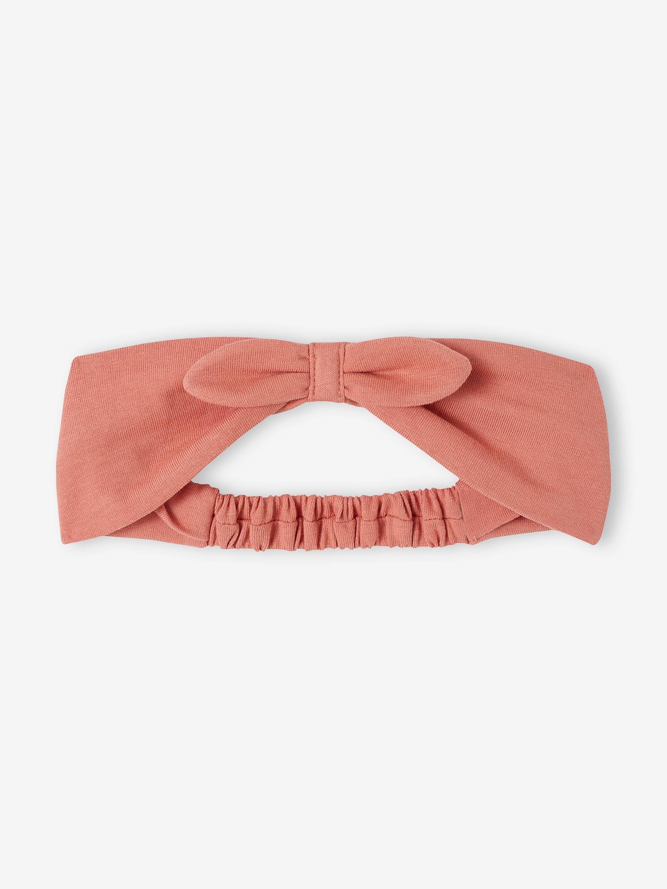 Conjunto rosa para bebê: camiseta, faixa de cabelo e shorts.