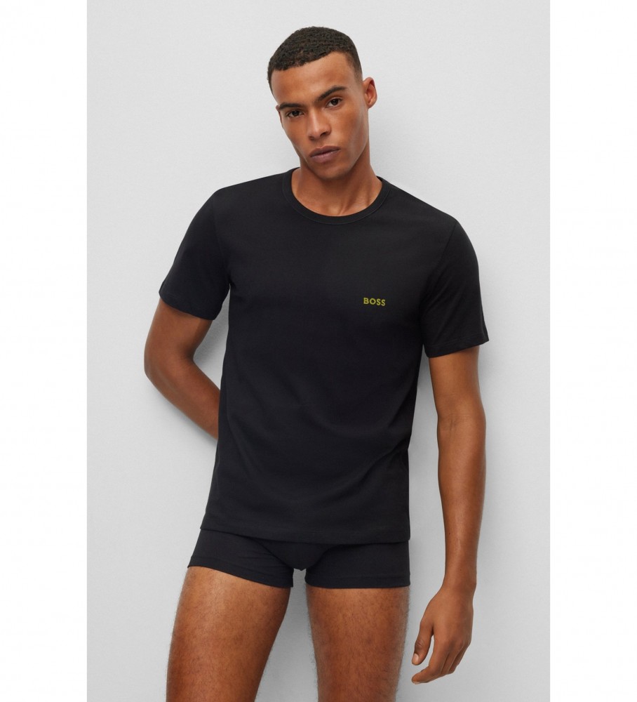 Conjunto de 3 camisetas BOSS nas cores azul, branca e preta.