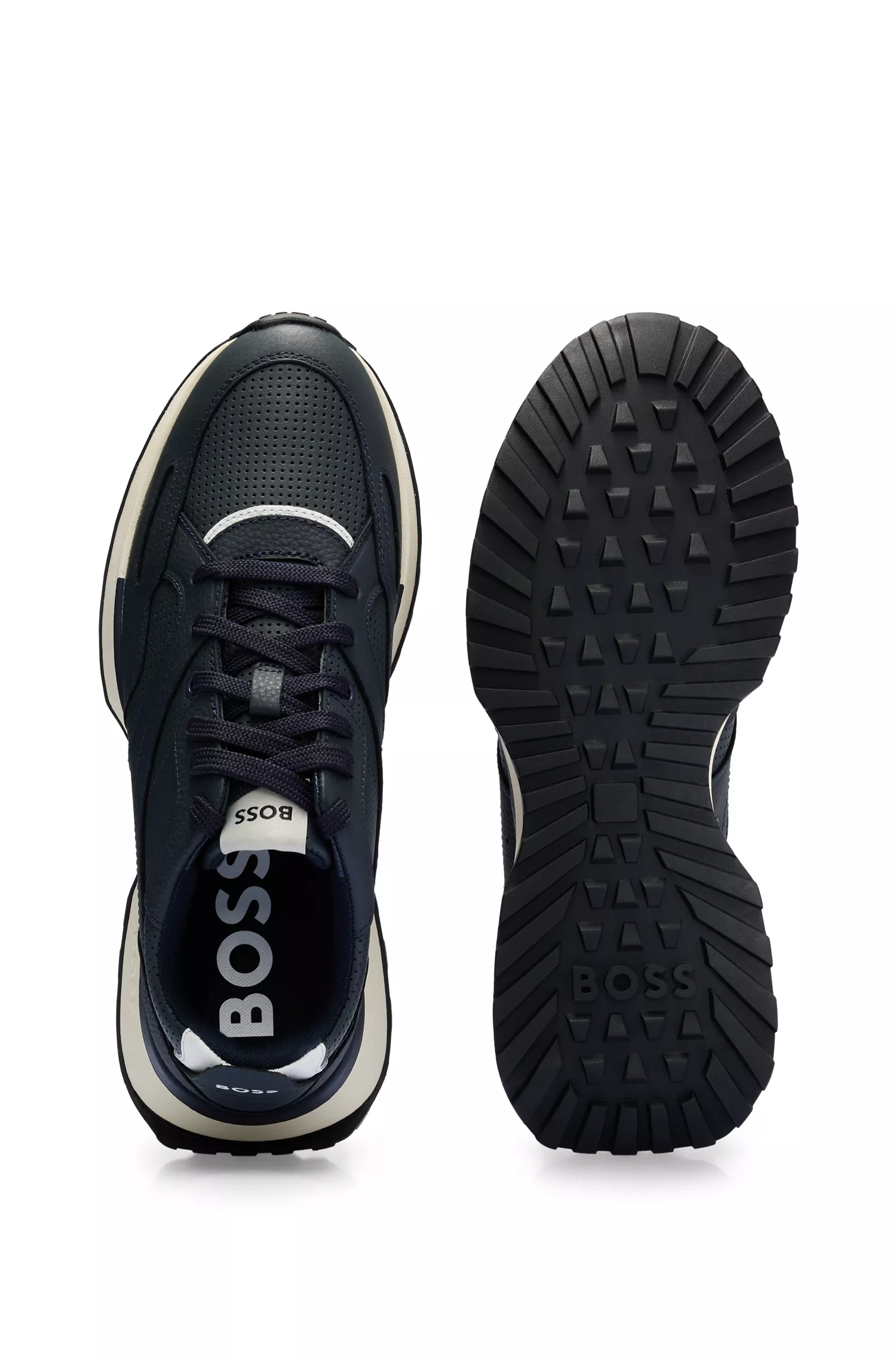 Tênis BOSS pretos em materiais mistos com detalhes da marca.