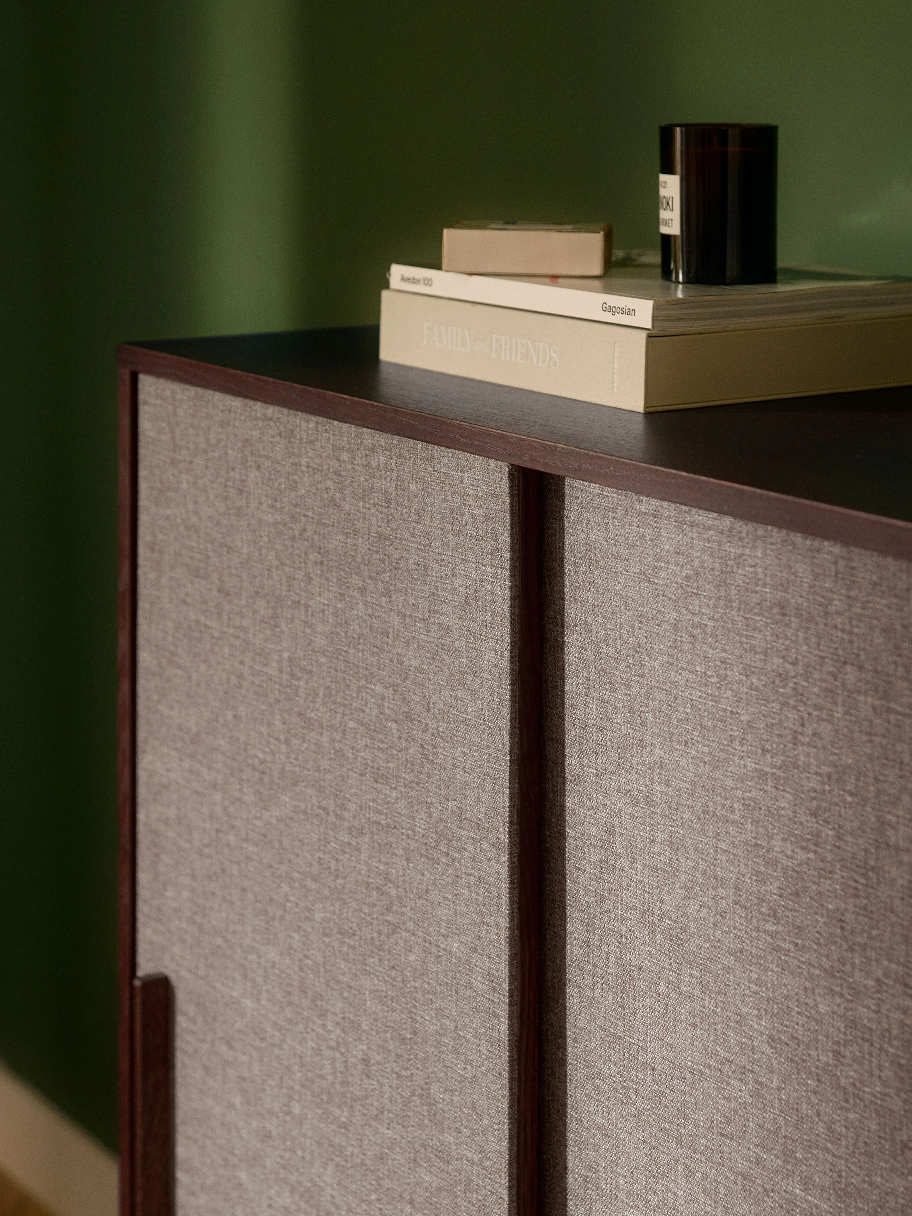 Houten dressoir Wisp met gestoffeerde voorkant