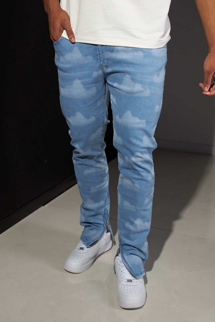 Jean bleu clair à motif nuage blanc