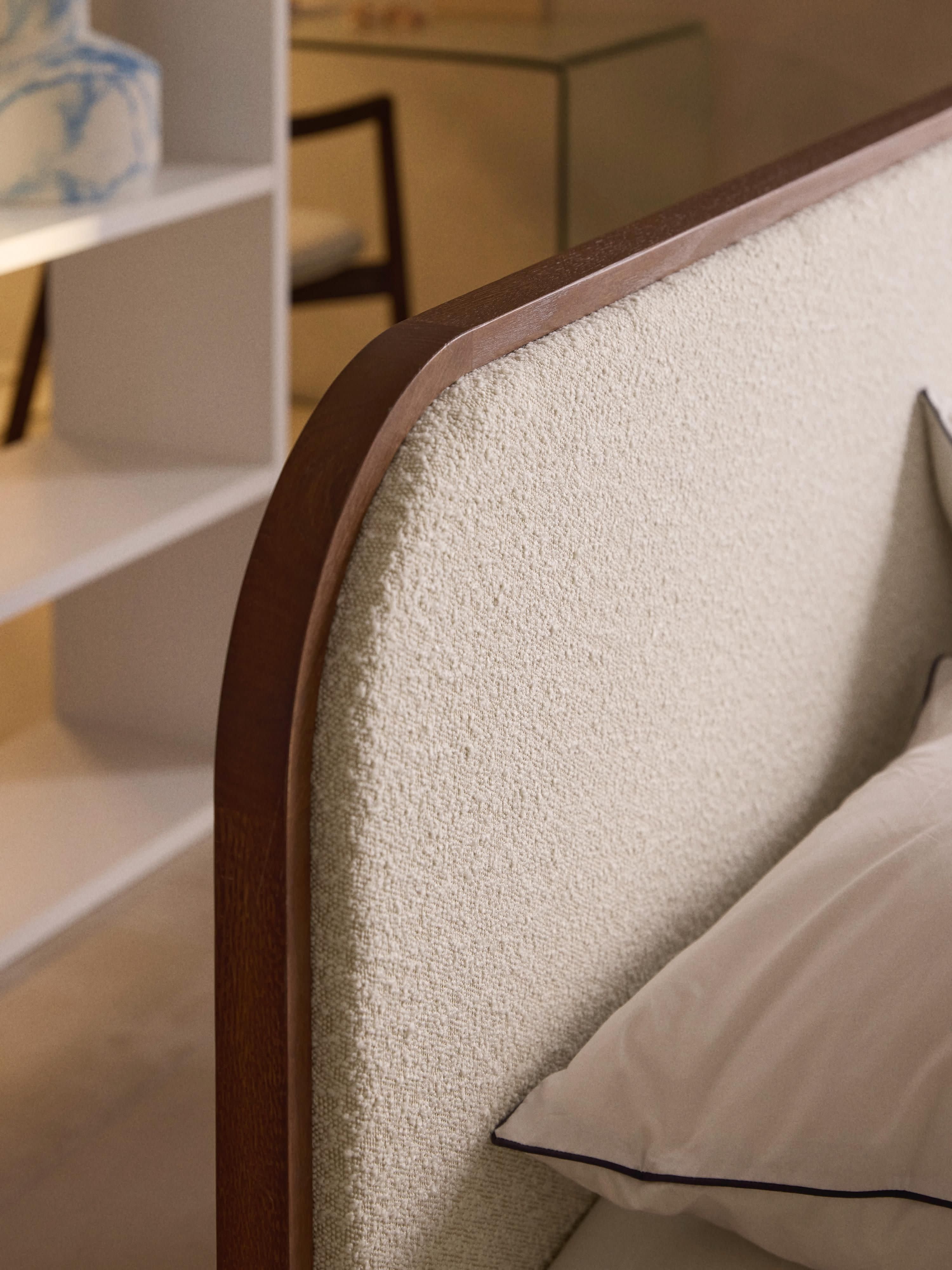 Houten bed Jones met hoofdeinde van bouclé