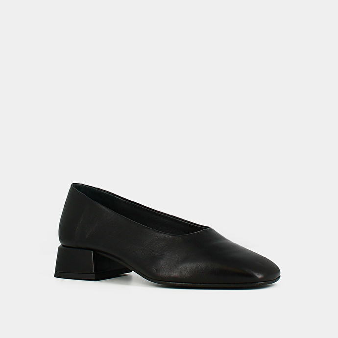 Ballerines à petits talons et bouts carrés  en cuir noir