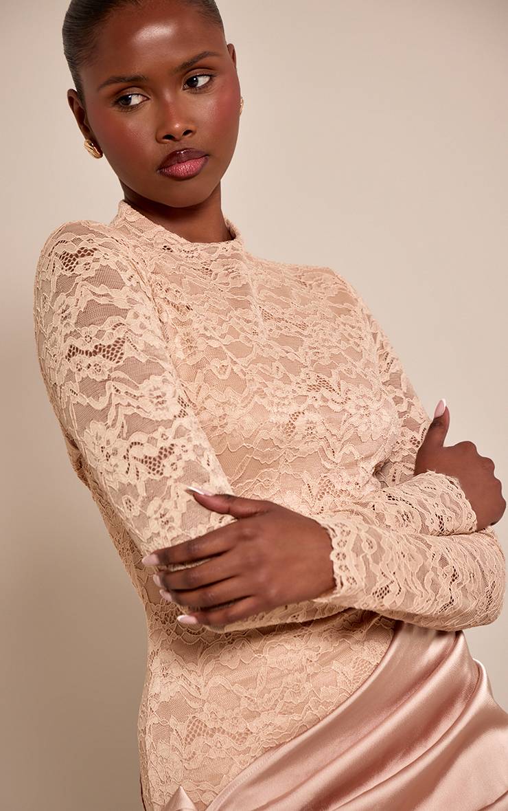 Taupe Robe Courte Drapée En Satin Avec Col Montant En Dentelle