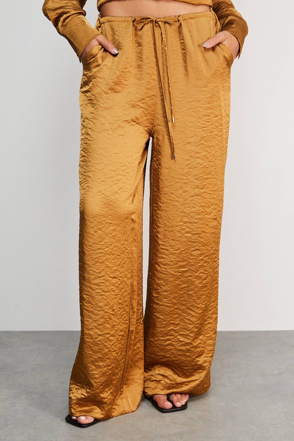 Warehouse Pantalon Taille Moyenne à Cordon de Serrage en Satin Martelé