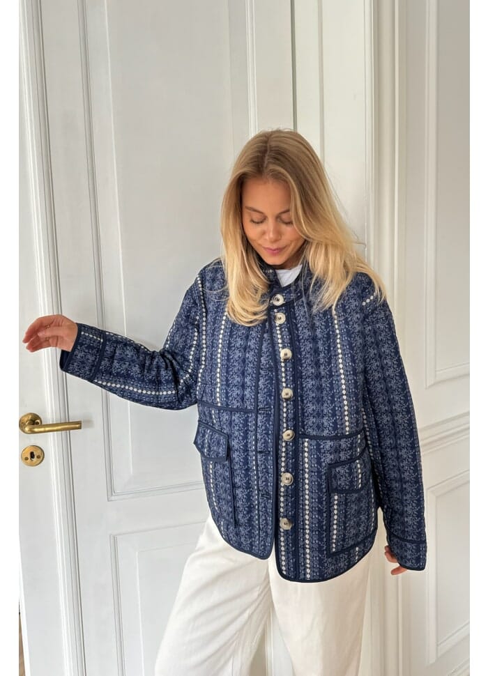 BYIC Emmyic Quilted Jacket nfp navy flower print
