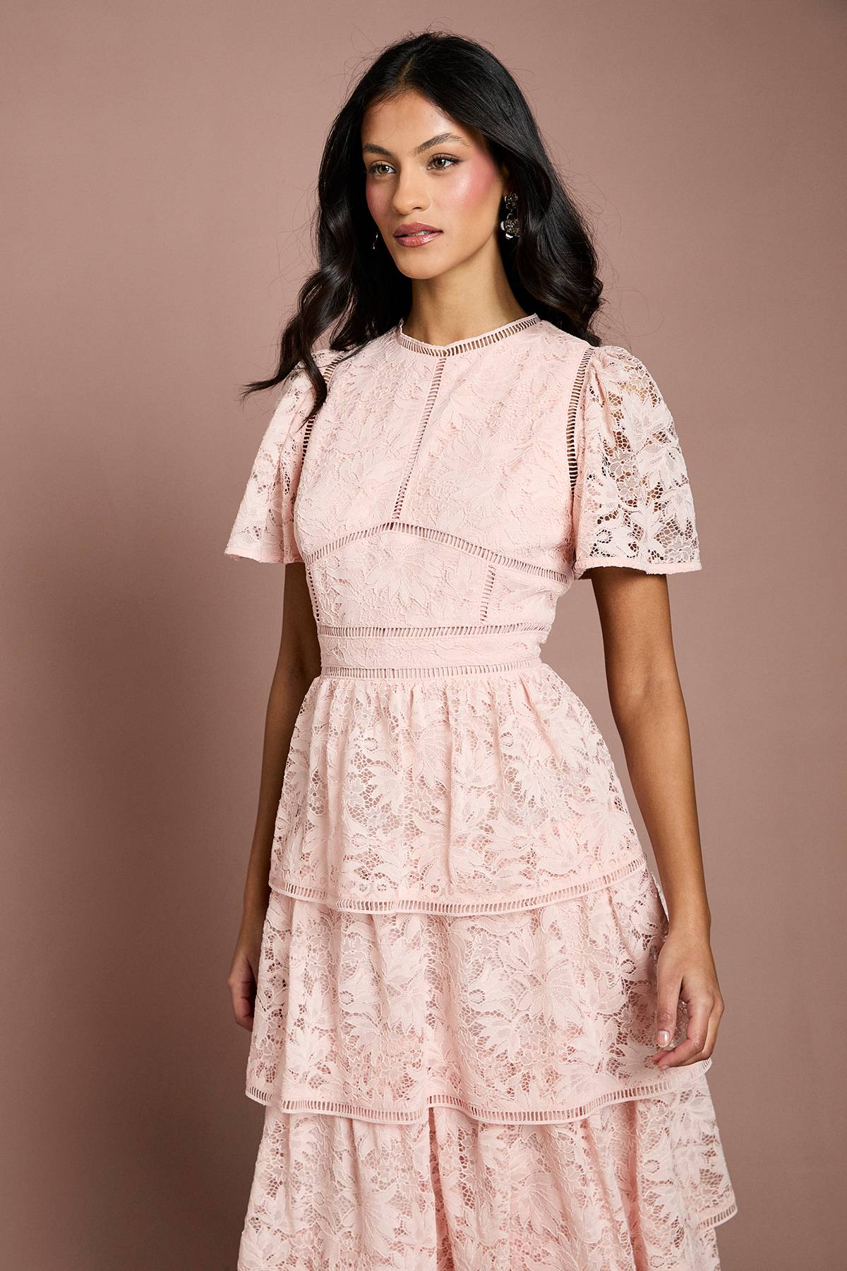 Coast Robe en Dentelle à Volants Étagée Petite Taille avec Manches Papillon et Finitions