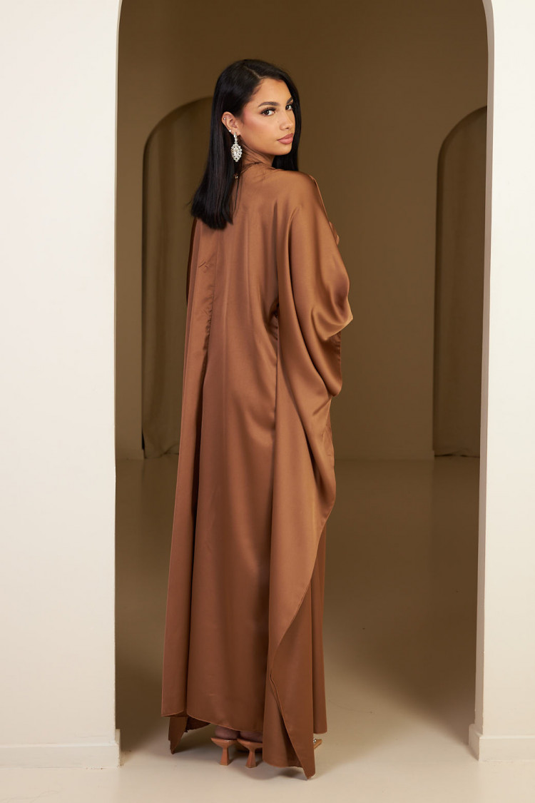 Robe marron en satin ajustée à la taille
