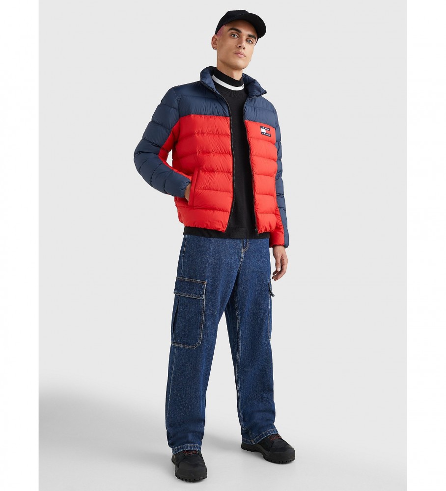 Jaqueta Tommy Jeans Plumn Puffer em blocos de cores azul marinho e vermelho.