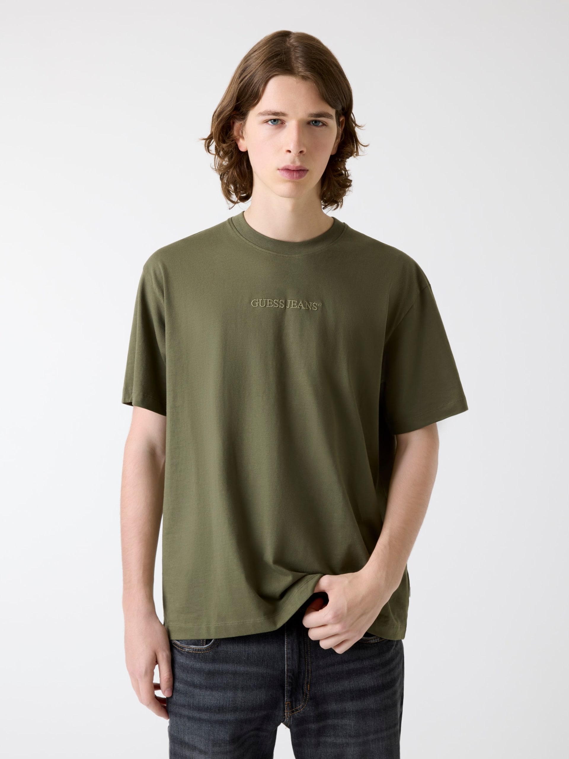 Camiseta com logotipo bordado