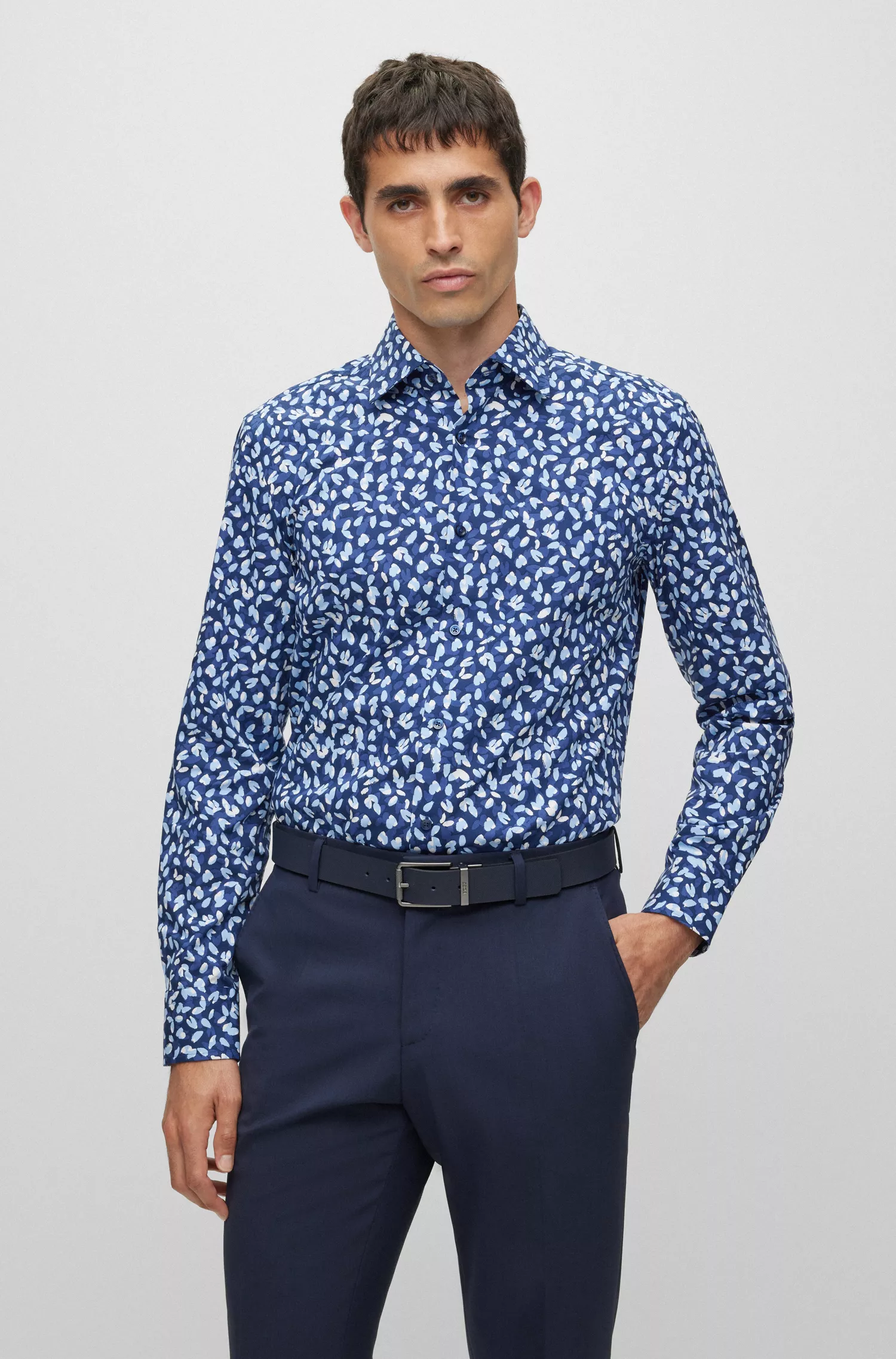 Camisa BOSS preta de corte slim em algodão elástico estampado.