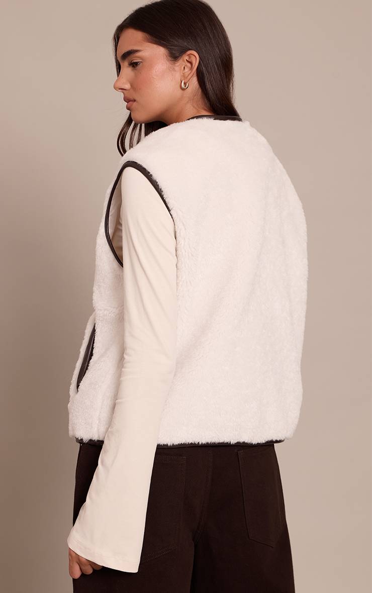 Crème Gilet En Imitation Mouton Retourné Avec Finitions Synthétiquecuir