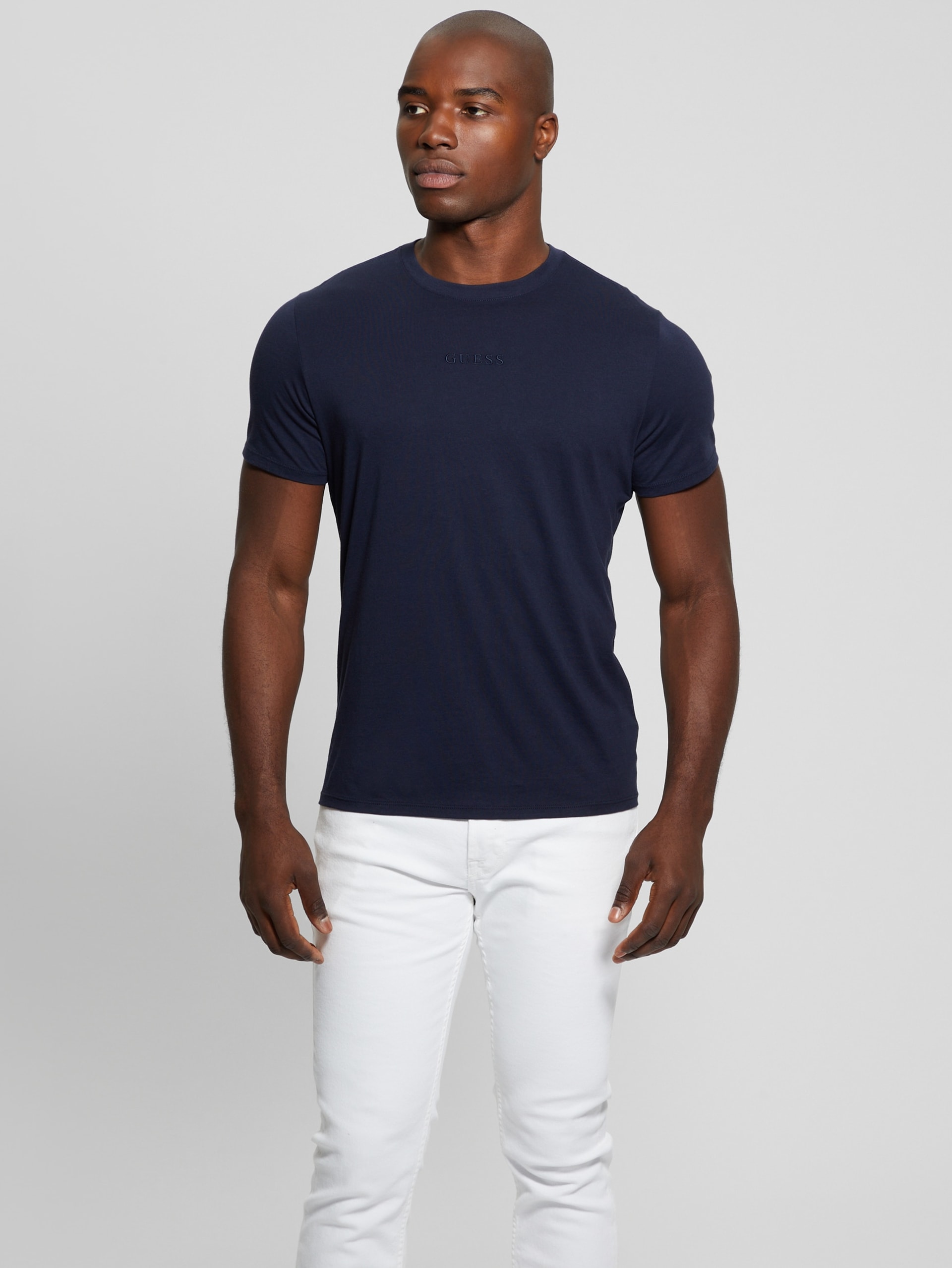 Camiseta com assinatura bordada