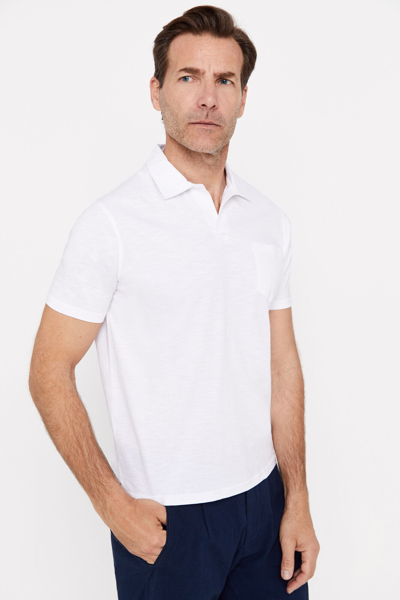 Camisa polo com bolso aberto no pescoço - Branca