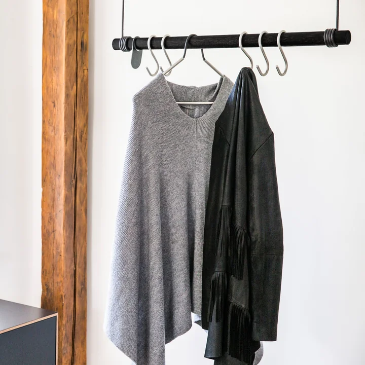 Lind DNA - Swing Hängegarderobe M (80 cm), Eiche schwarz / Leder schwarz