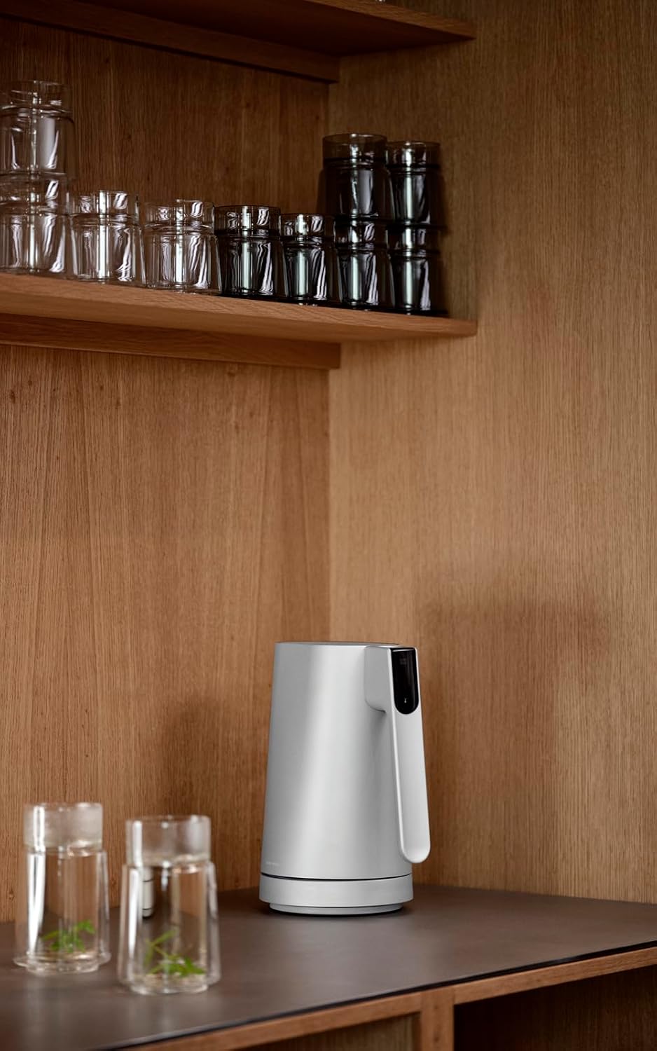 Jacob Jensen Elektrischer Wasserkocher mit Temperatureinstellung von 70°C bis 100°C, Warmhaltefunktion, Signalton, LED-Display mit Temperaturanzeige & Touch-Bedienung, BPA-Frei, 1,2 Liter, Silber