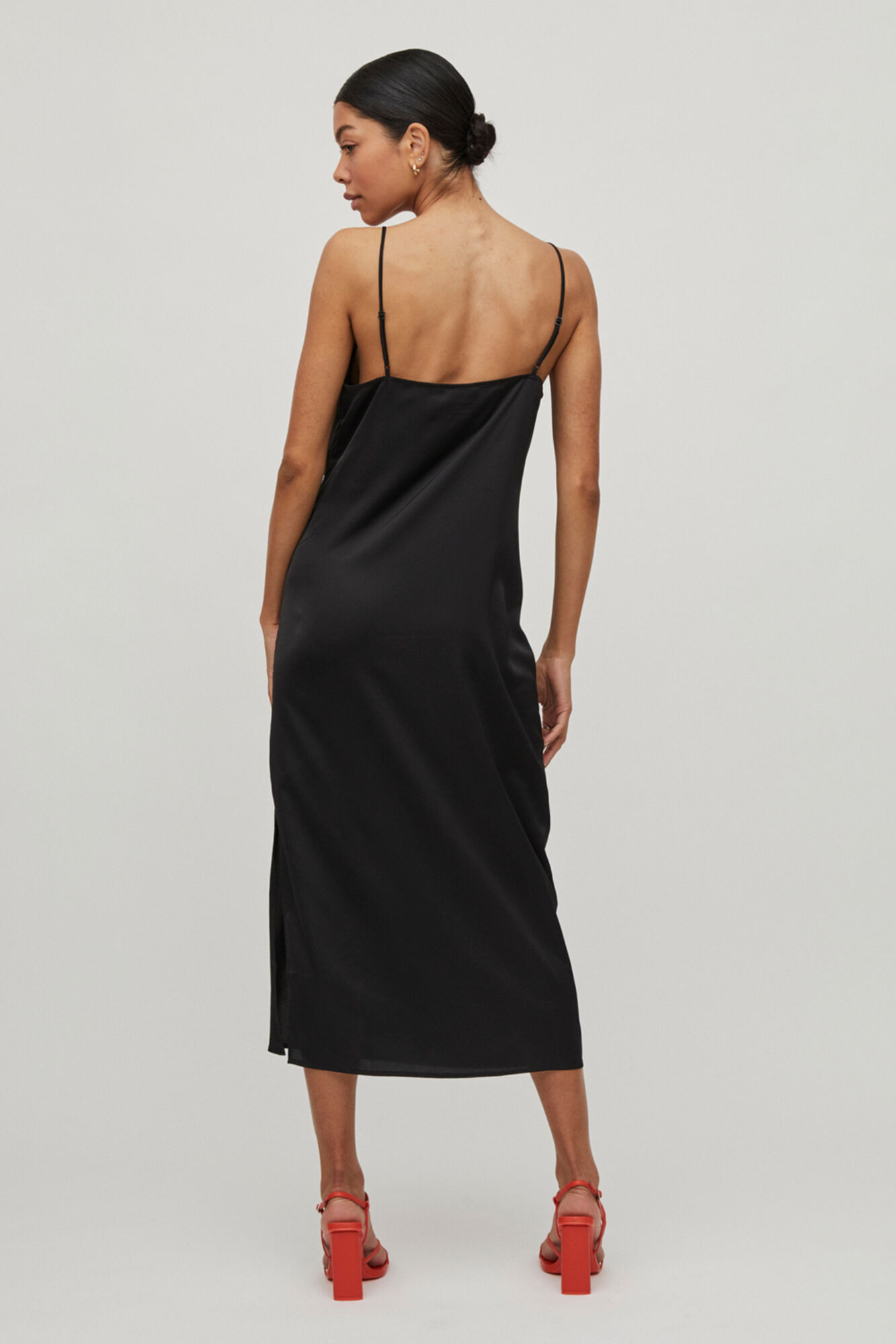 Vestido longo de cetim sem alças