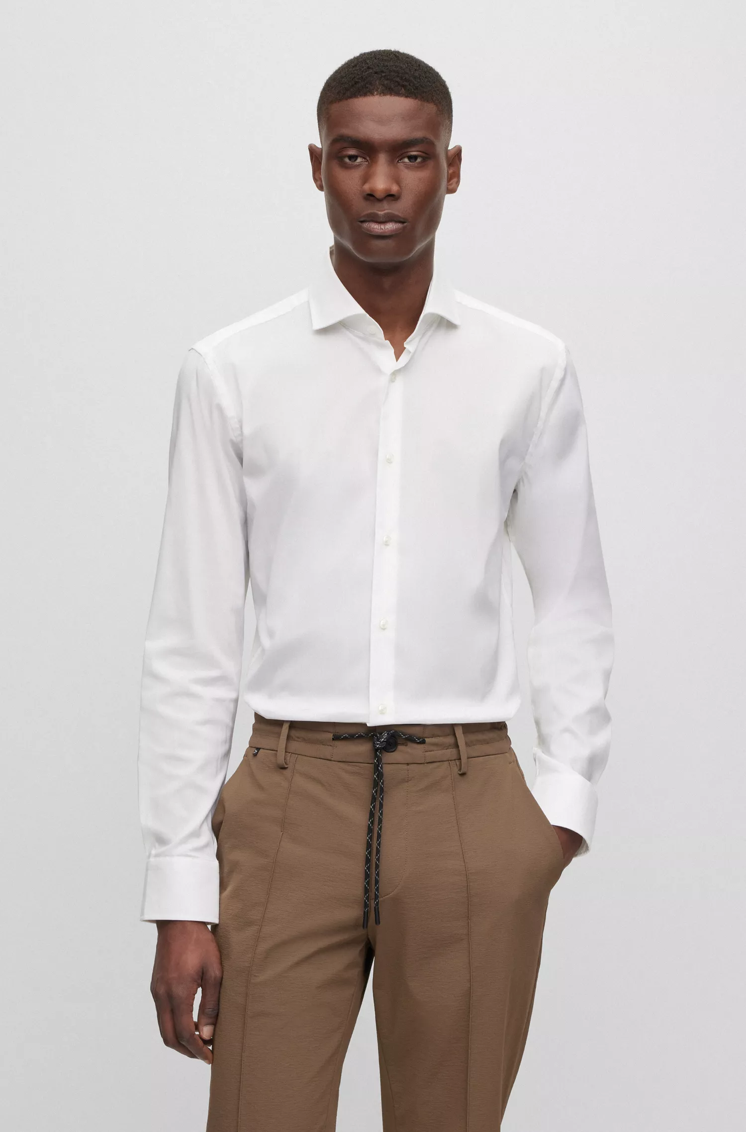 Camisa BOSS preta de corte slim em mistura de algodão elástico.