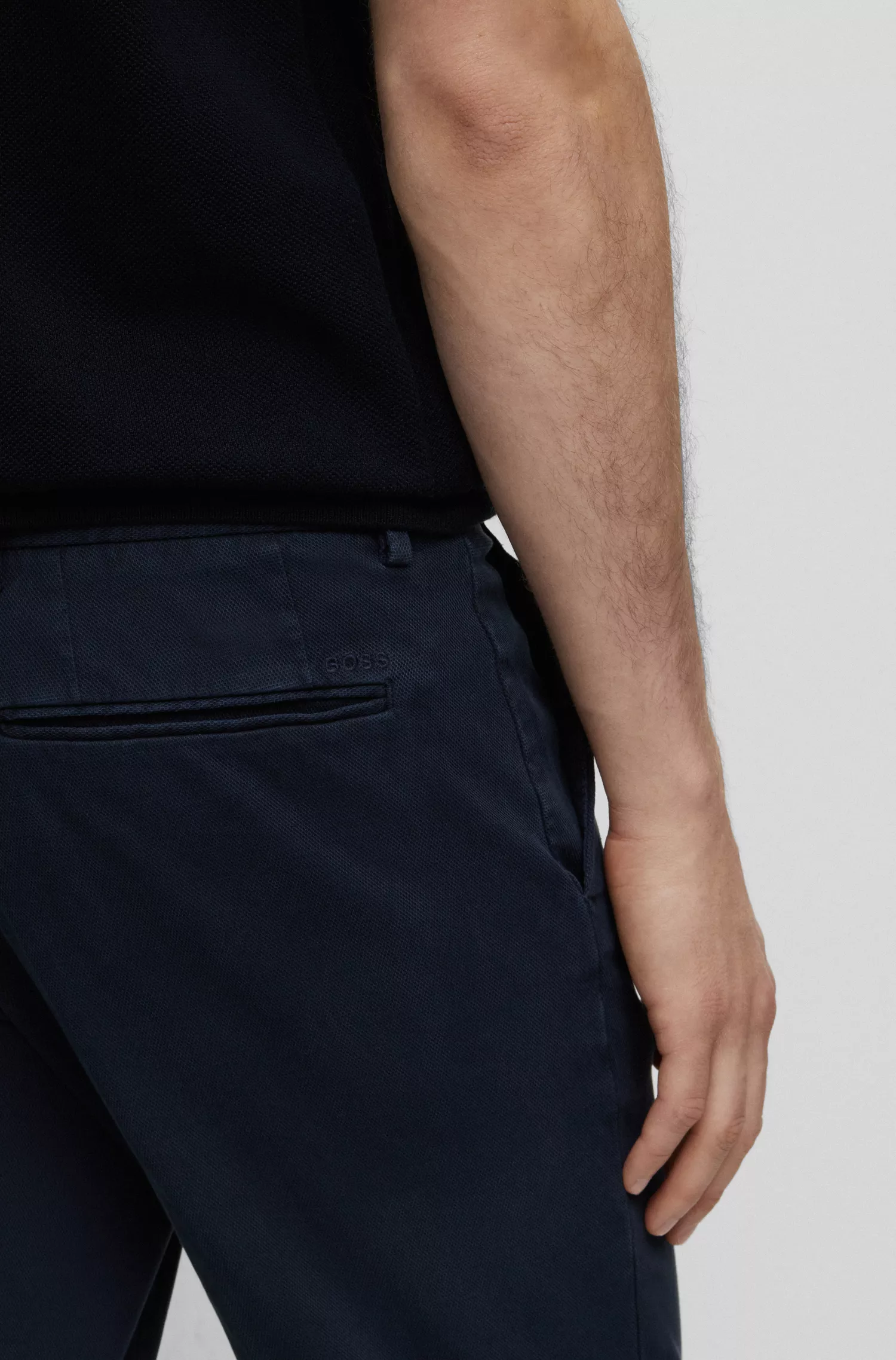 Calça chino BOSS preta, corte slim, em mistura de algodão elástico.