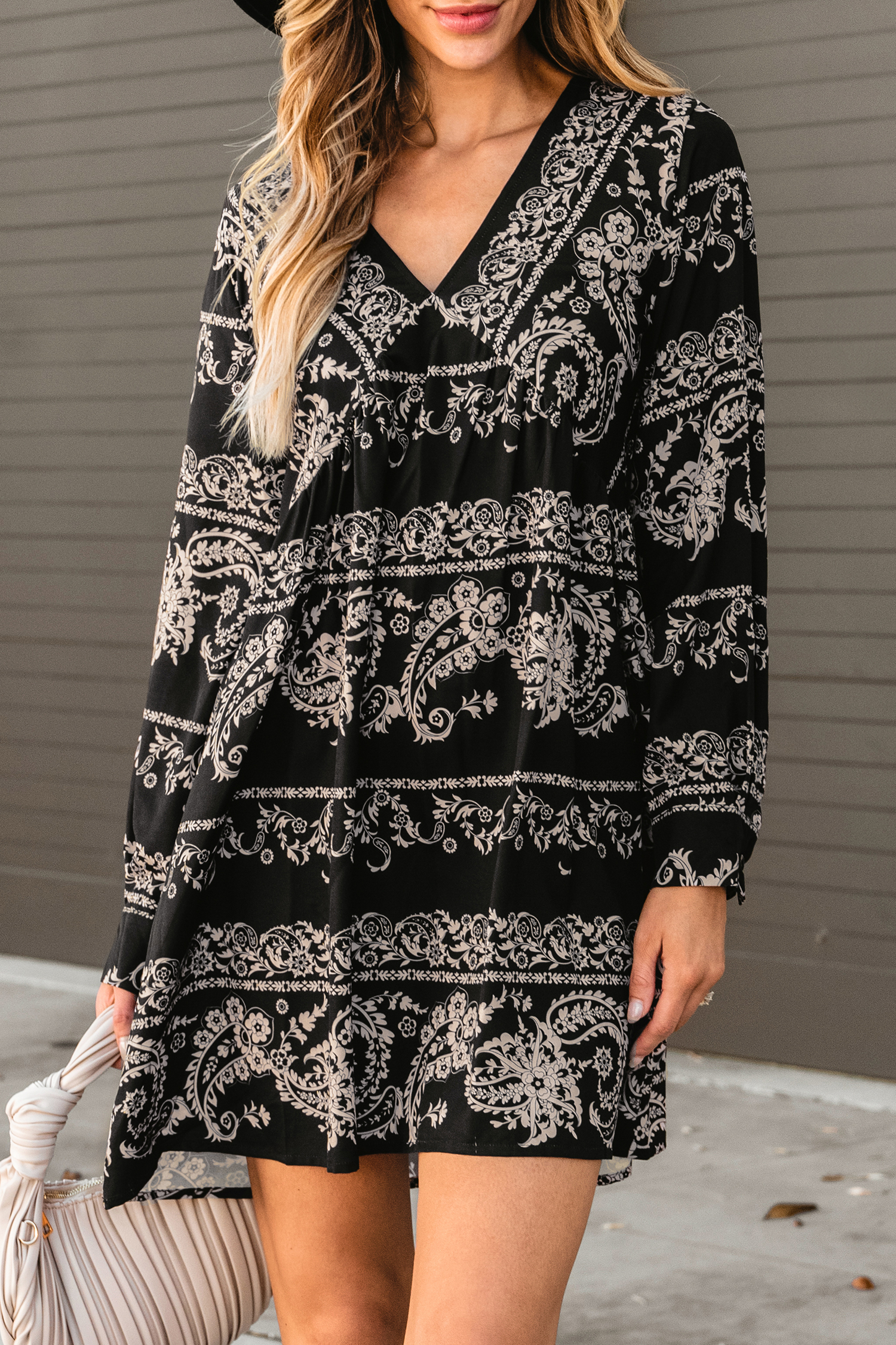 Robe mini avec col en V et manches longues à imprimé paisley