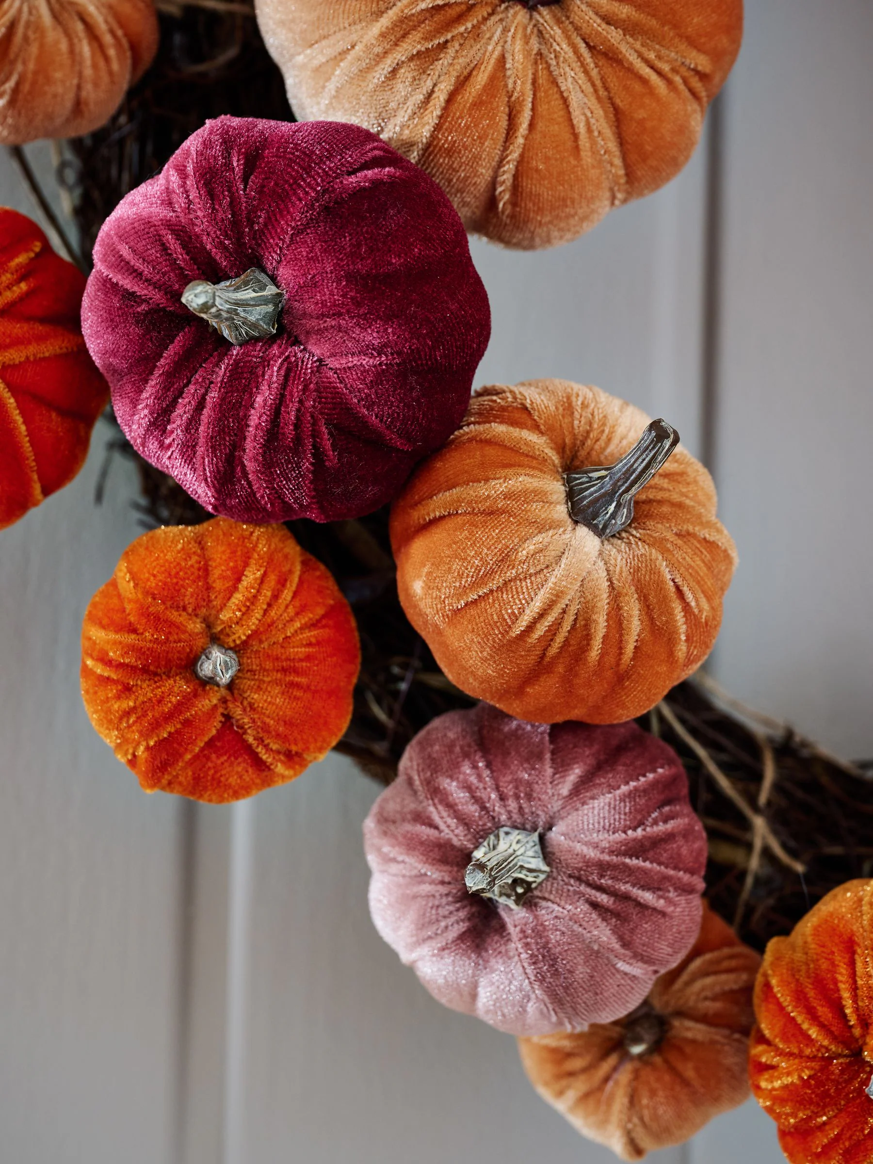 Fluwelen herfstkrans met pompoen