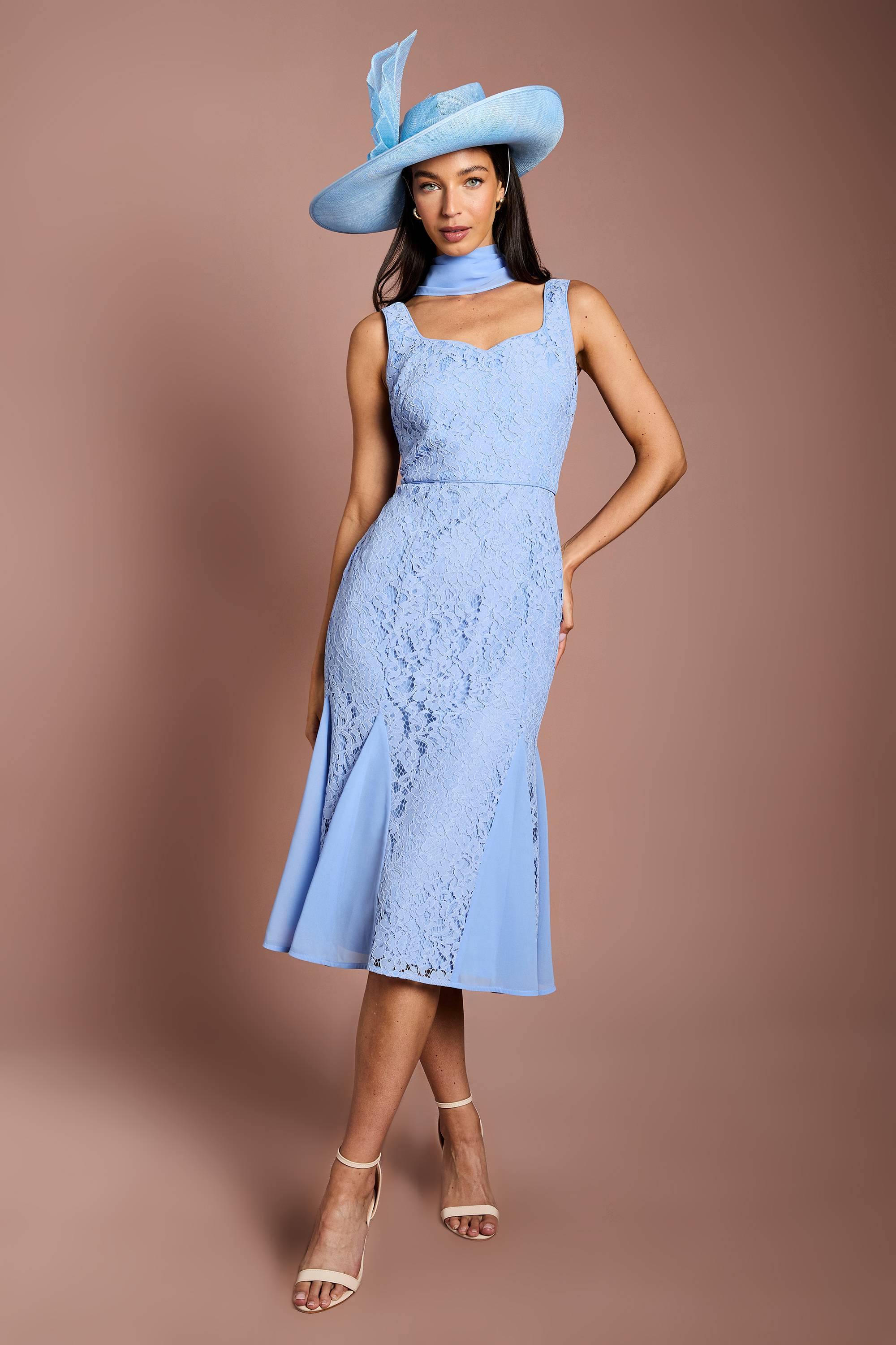 Coast Robe Maxi En Dentelle Lisa Tan Avec Détail Foulard Et Godets