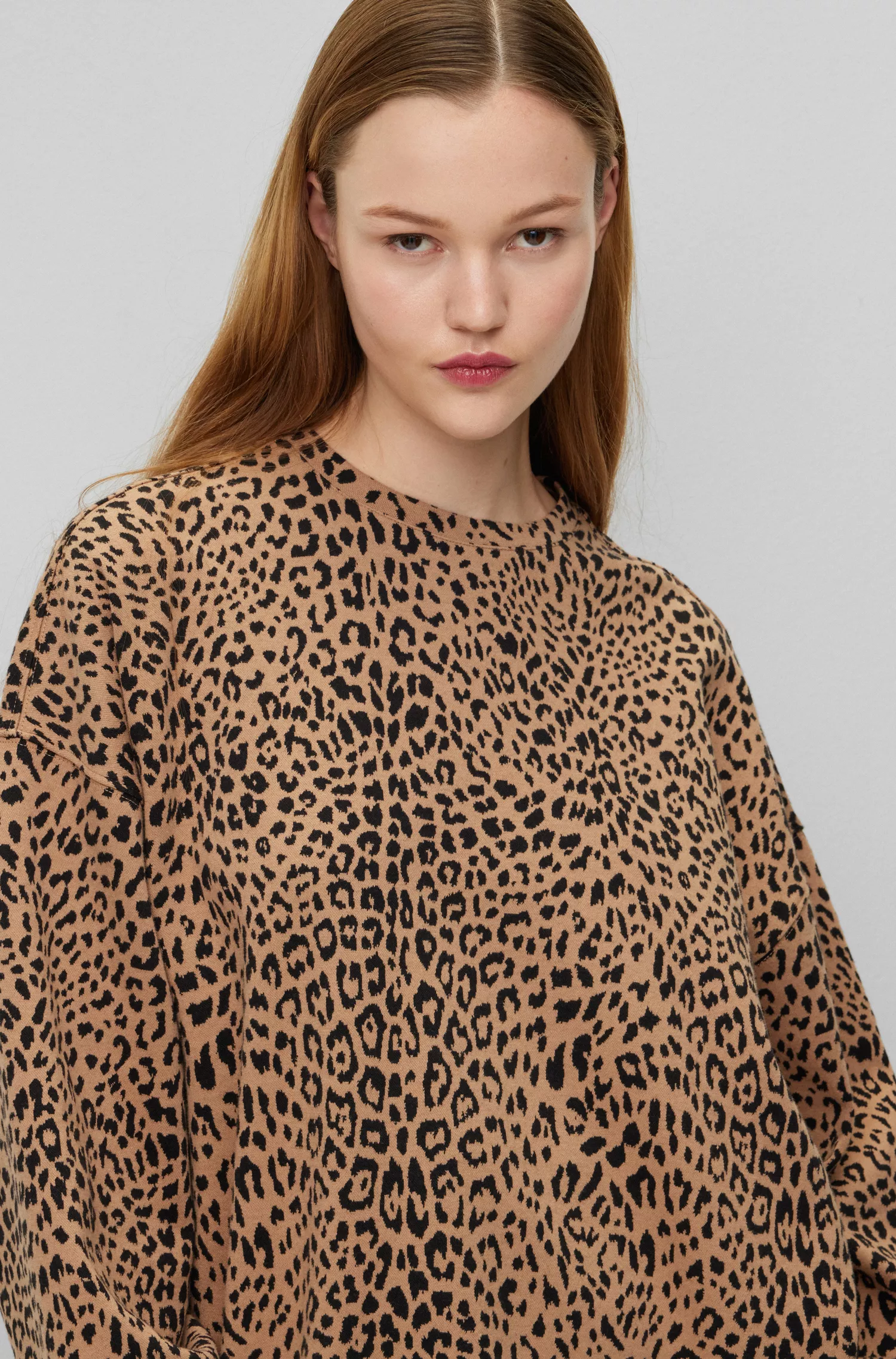 Moletom HUGO vermelho de modelagem oversized com estampa de leopardo em jacquard.