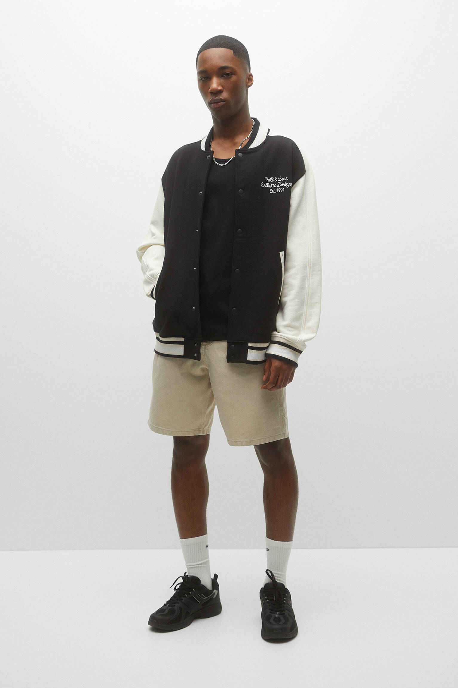 JAQUETA BOMBER UNIVERSITÁRIA - PRETA