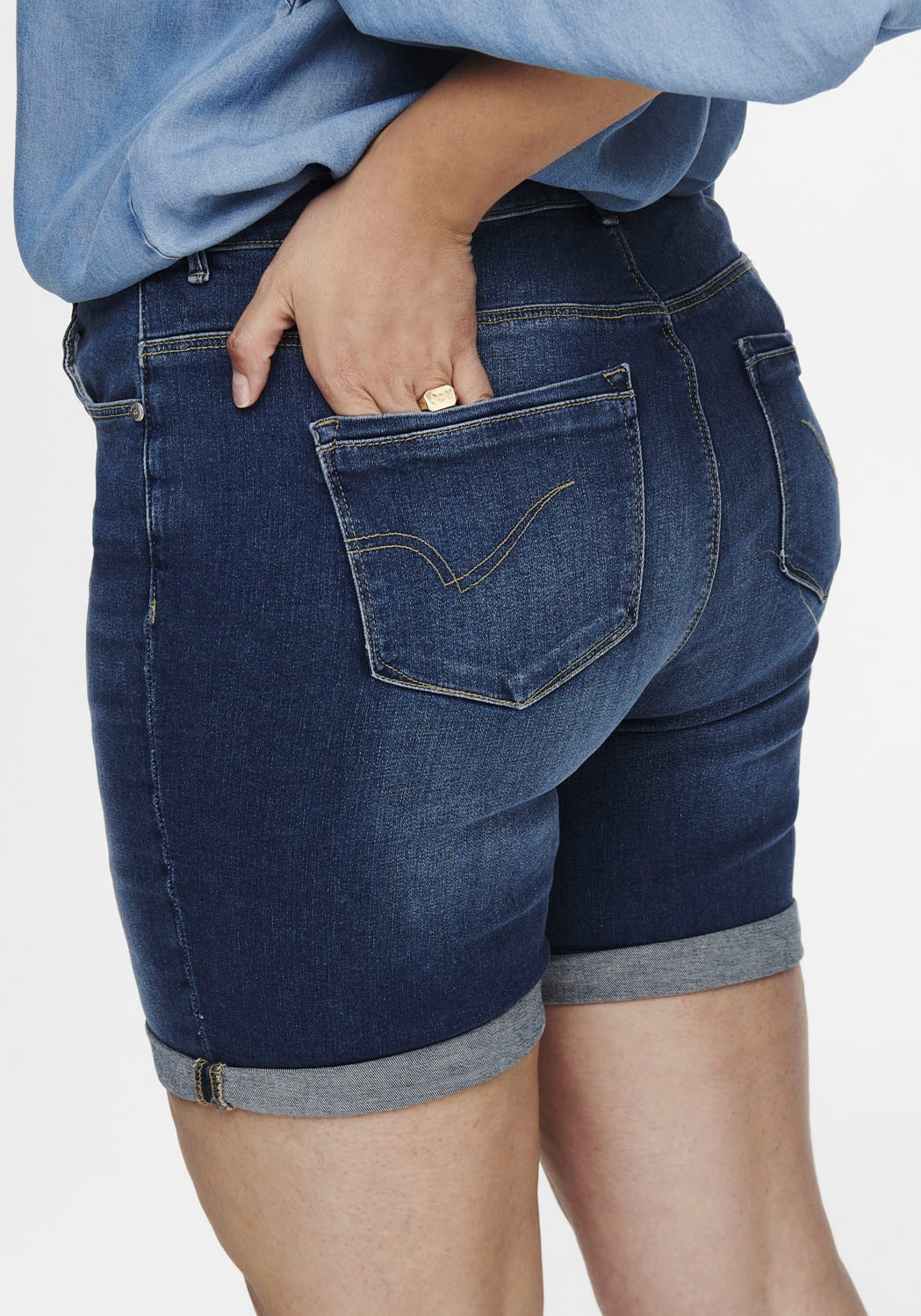 ONLY CARMAKOMA Jeansshorts , mit leichten Abriebeffekten
