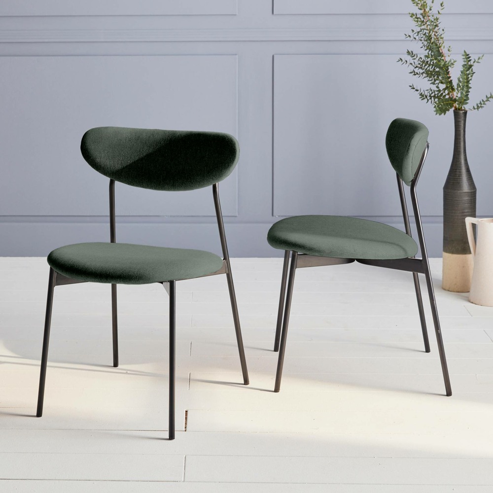 Lot de 2 chaises - arty - scandinaves et vintage. Assise et dossier vert. Pieds en acier