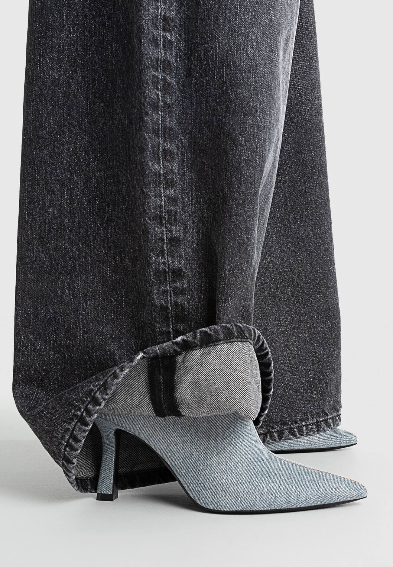 Botas de cano curto de salto alto em jeans