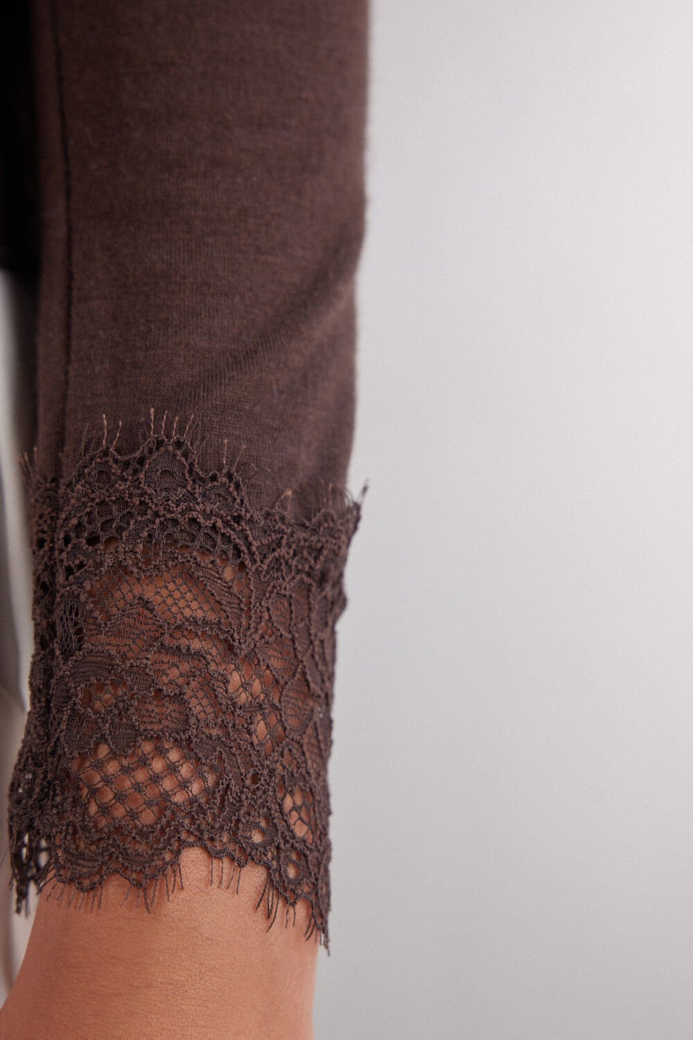 Camisa de manga comprida ultraleve em cashmere com detalhes em renda.
