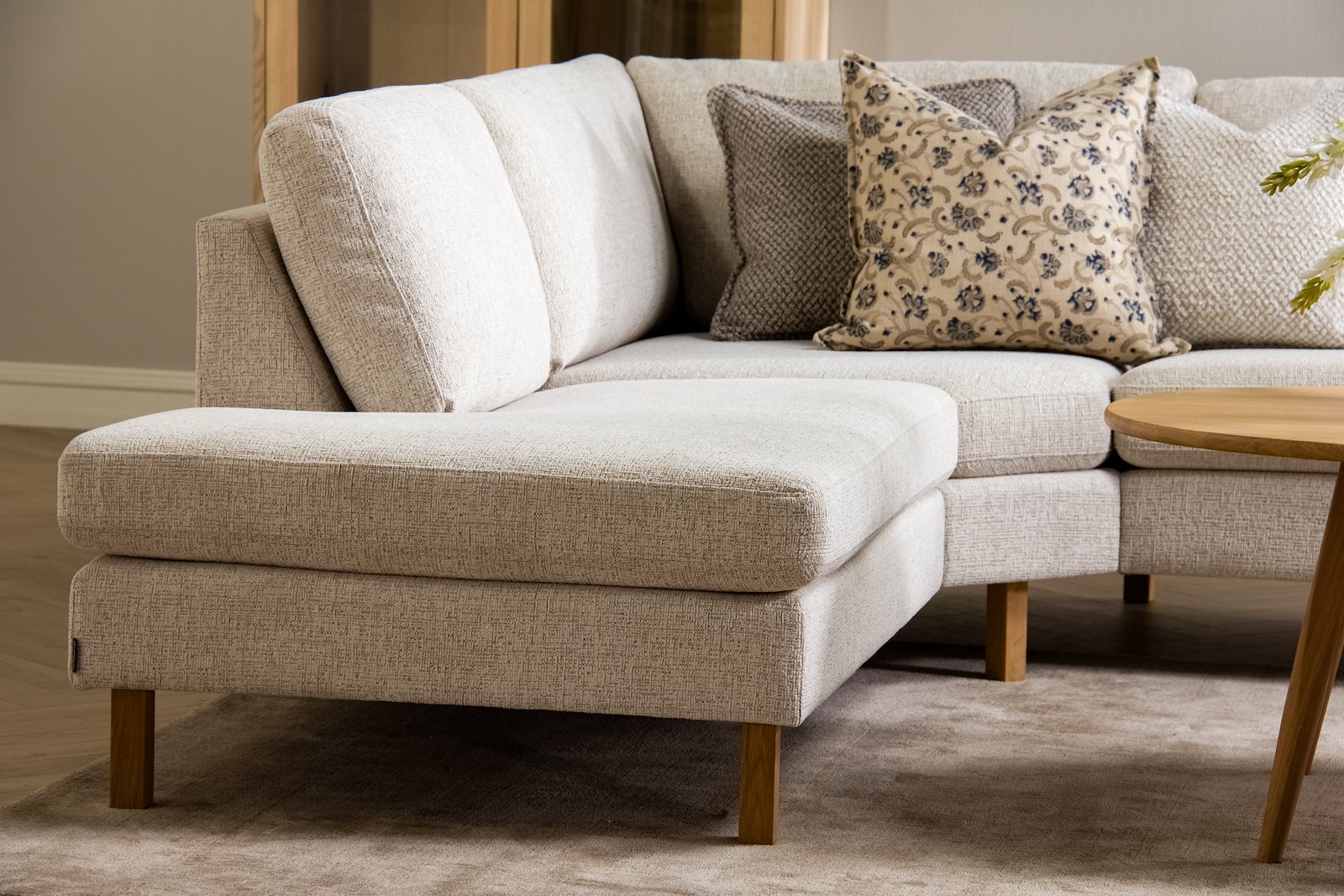 Mandal hjørnesofa Oppsett RVB. 3-seter med åpen ende venstre. Big hjørnemodul. Tekstil Nivus 203 Lin Creme. Arm 16, Duo puter, Firkantet ben 16 cm Natur. Skum