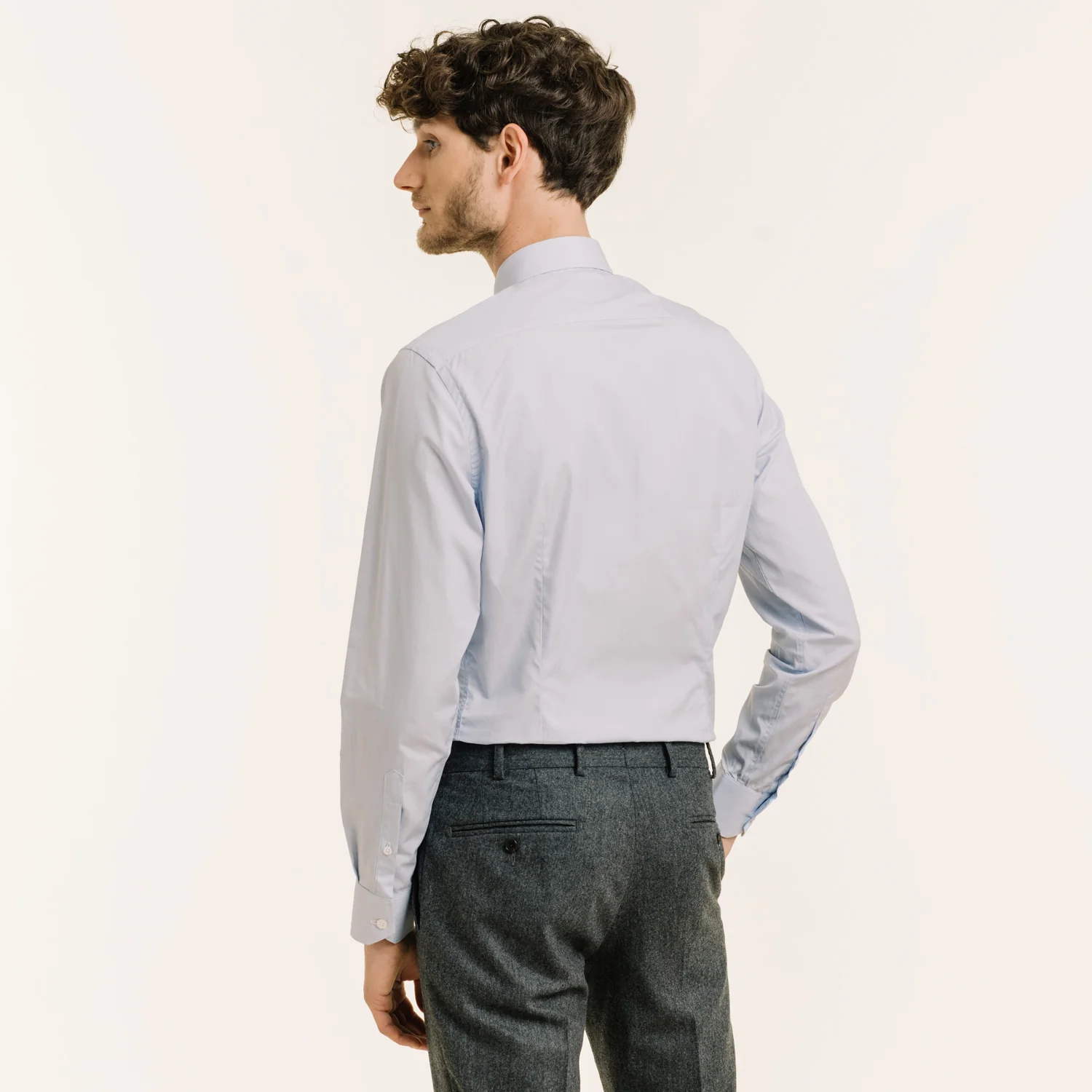 Fitted shirt in faux-plain double-twisted poplin with fine blue stripes